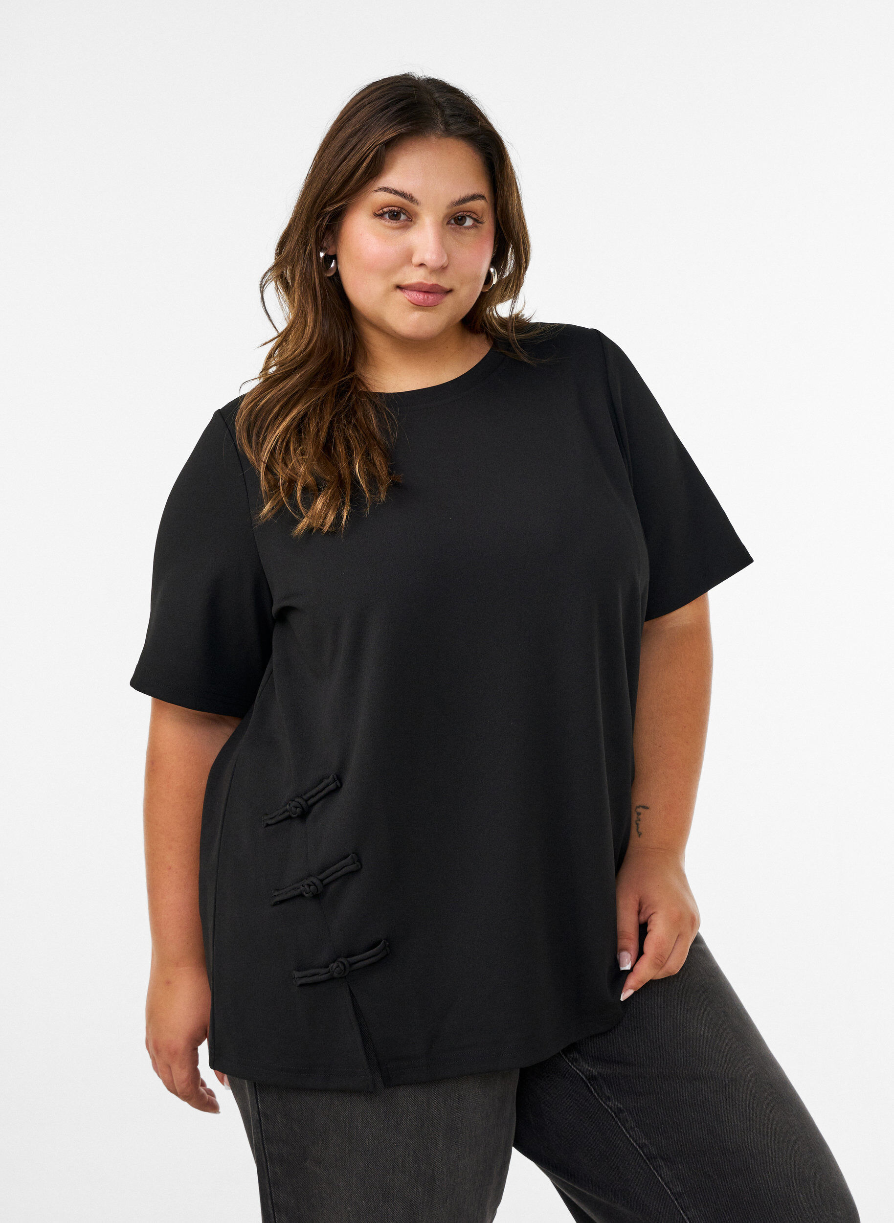 ZizziT-Shirt mit Schlitzen und dekorativen Knotenverschl&uuml;ssen, Schwarz, Model image number 0