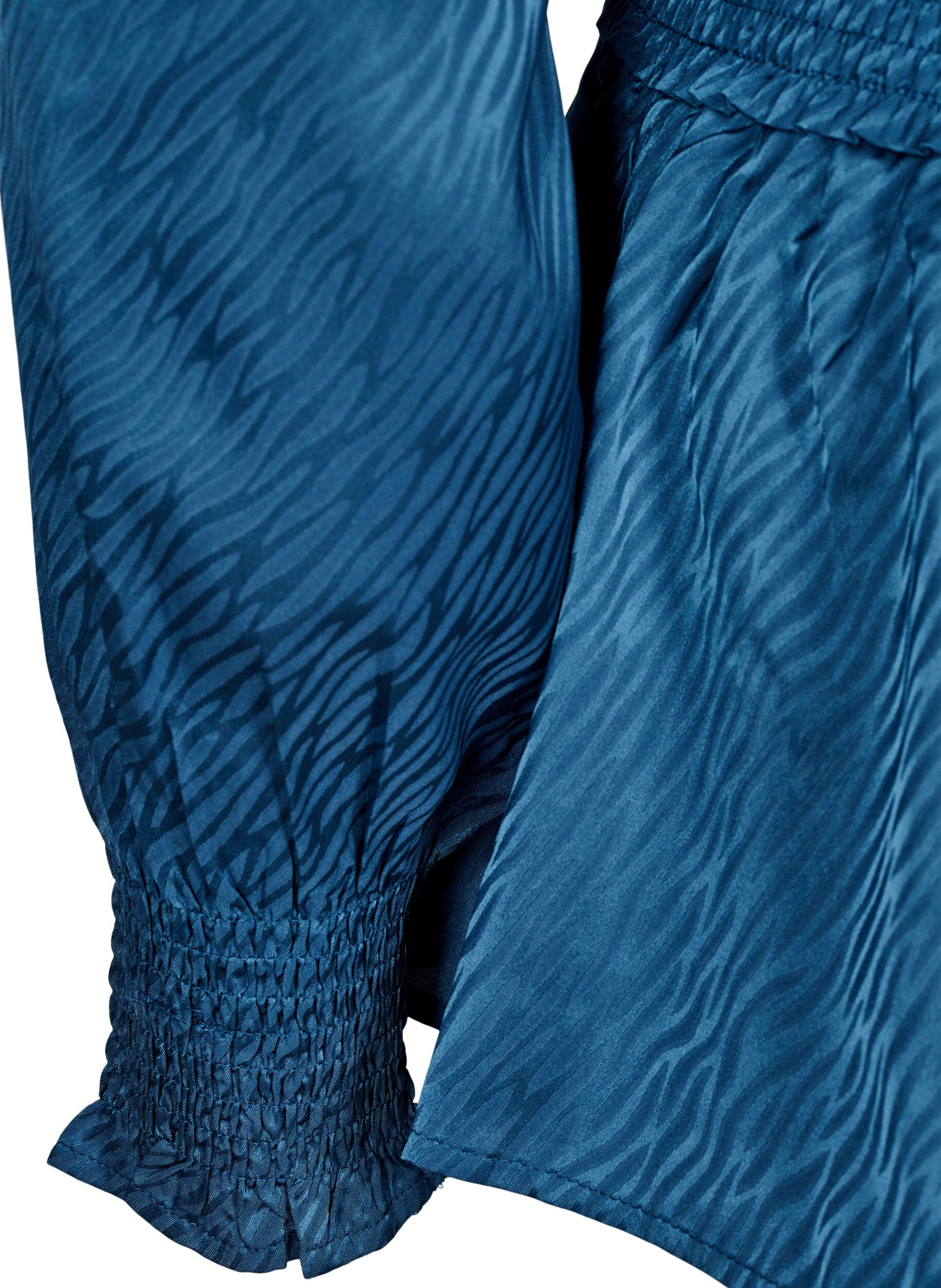 ZizziBluse mit Ton-in-Ton-Muster und Smok-Einsatz, Midnight, Packshot image number 3