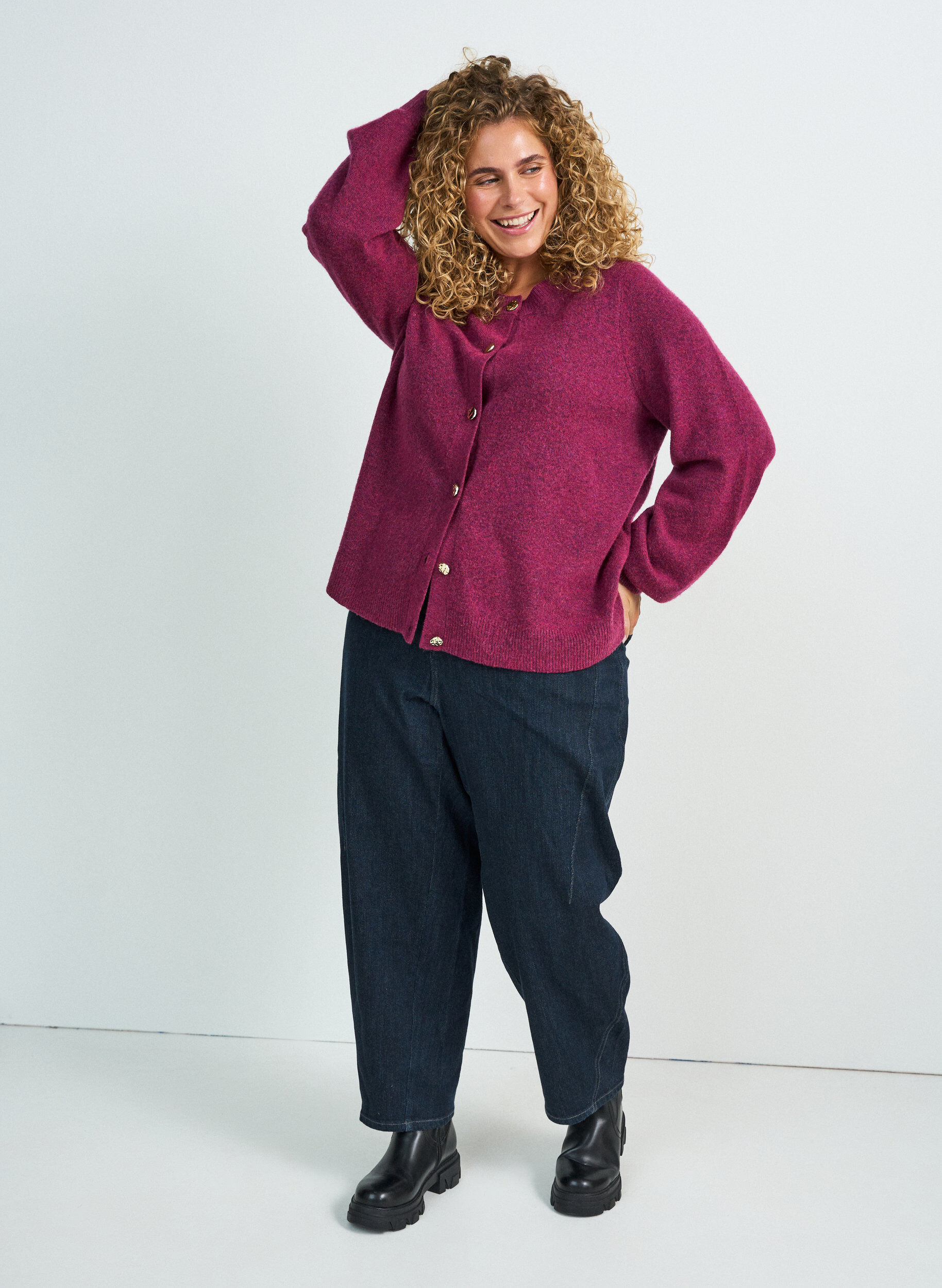 ZizziStrickjacke aus weichem Strick mit goldfarbenen Kn&ouml;pfen, Rot, Model image number 1