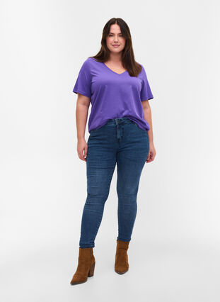 T-Shirt aus Bio-Baumwolle mit V-Ausschnitt, Ultra Violet, Model image number 2