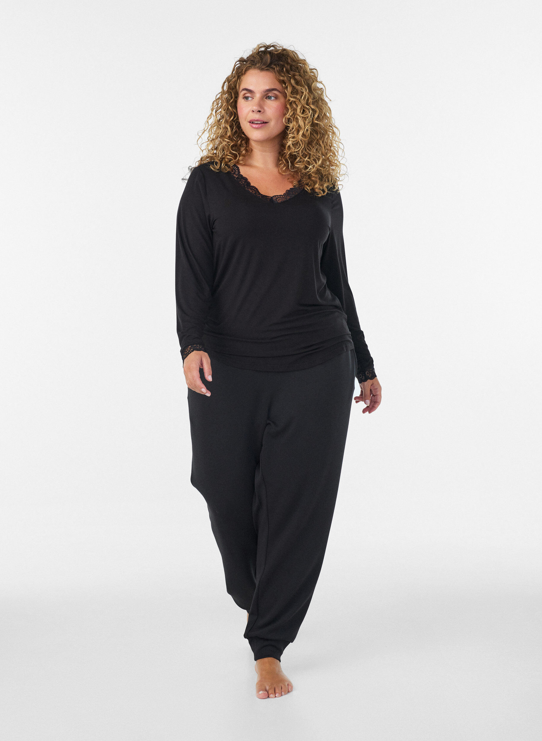 ZizziBluse aus Viskose mit Spitzen und V-Ausschnitt, Schwarz, Model image number 1