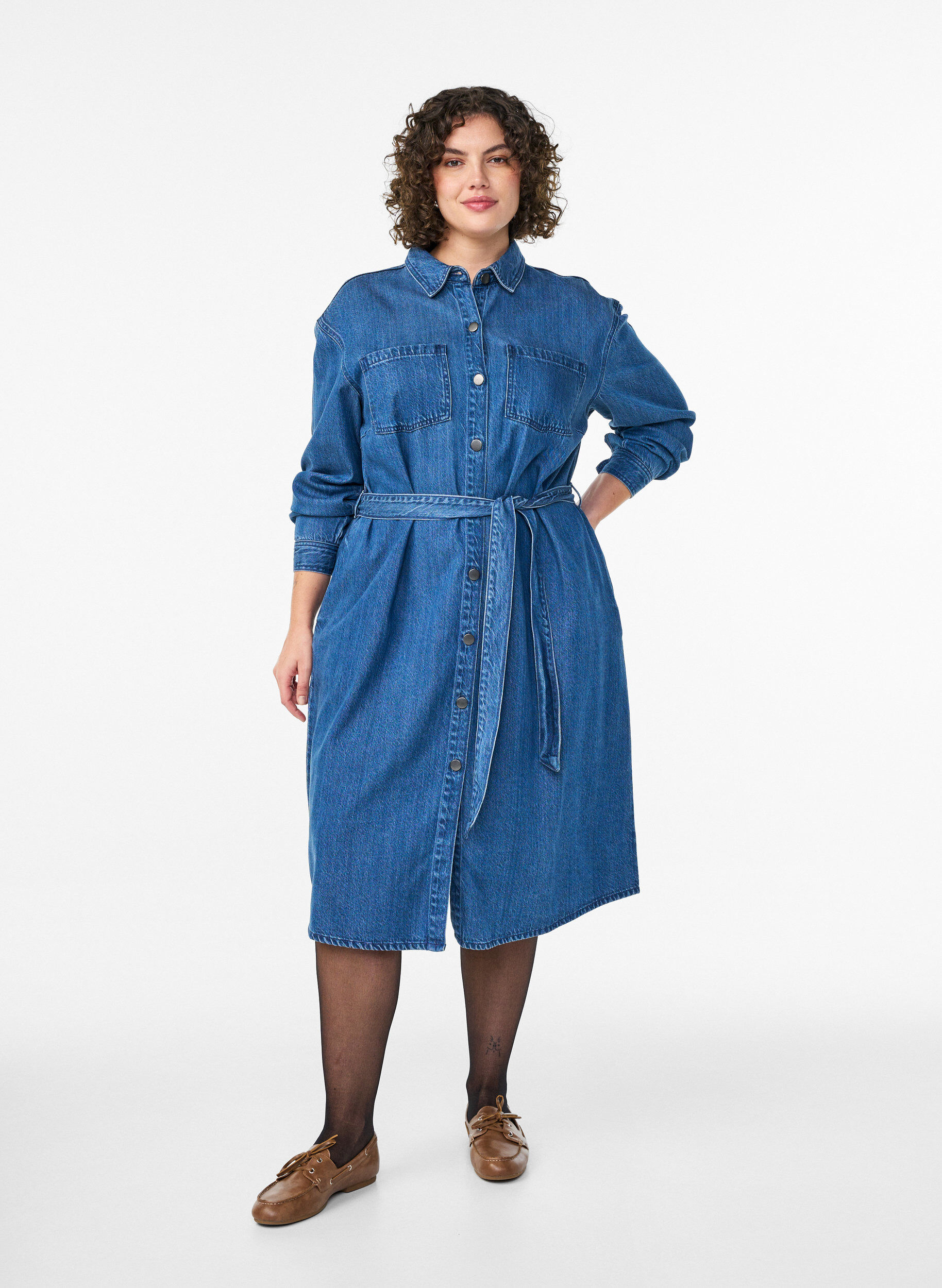 Denim-Hemdkleid mit Bindeg&uuml;rtel und Seitentaschen, Blau, Model