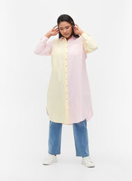 Langes Baumwollhemd mit Colour-Block, Popcorn/Pink, Model