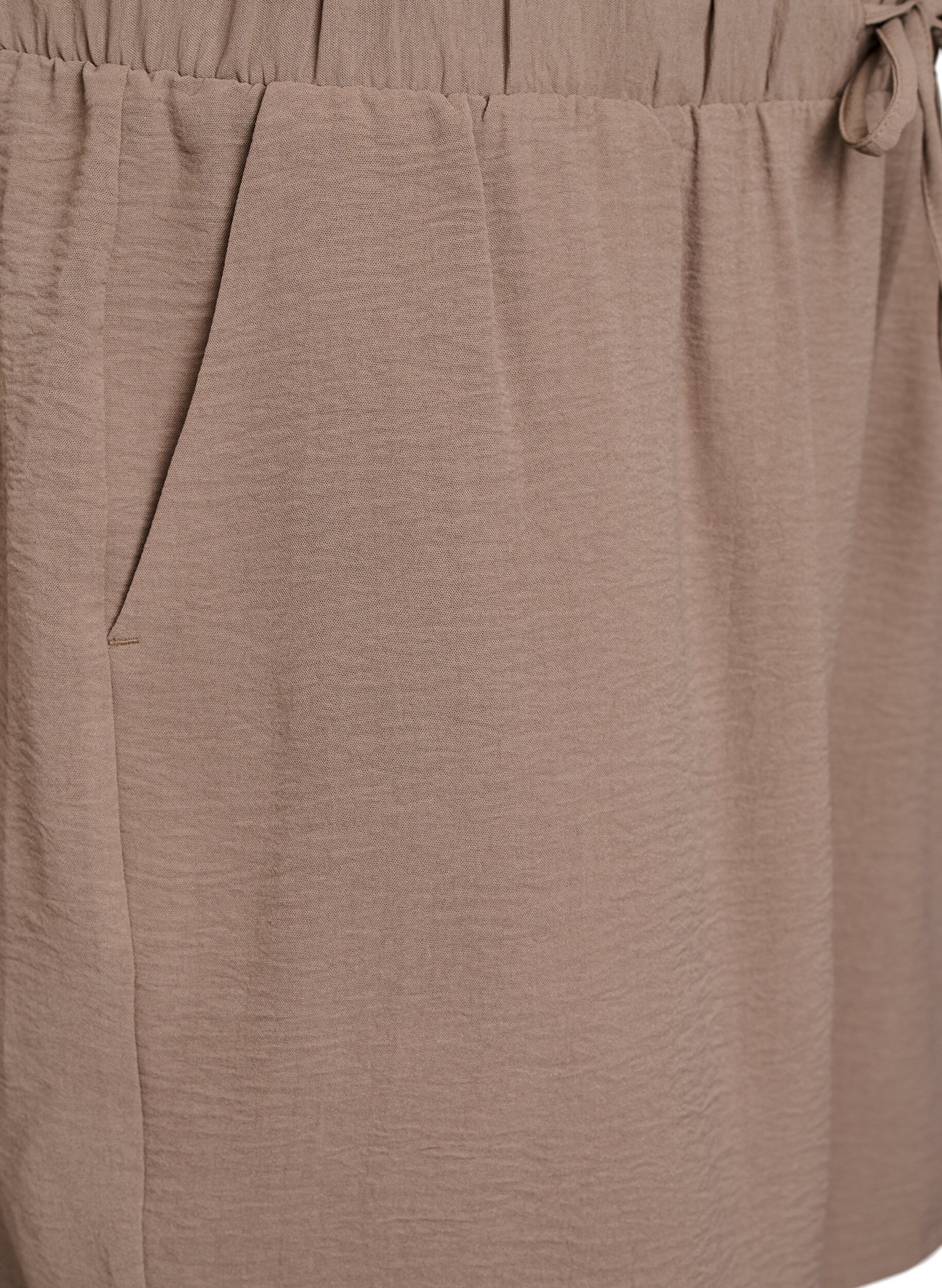 ZizziKurze Hose mit Taschen und elastischem Bund, Braun, Packshot image number 2