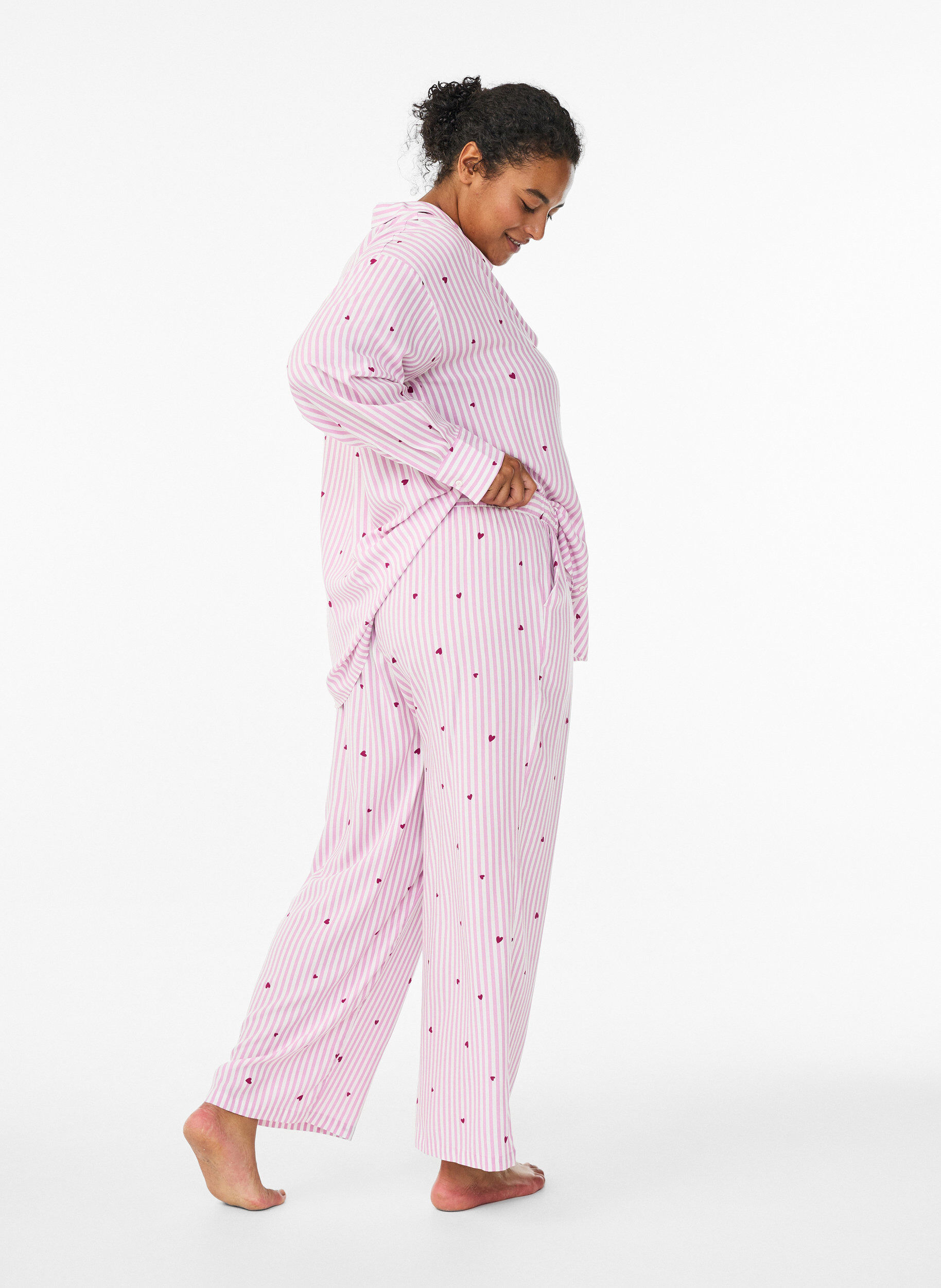 ZizziLockere Nachthose mit Streifen und Herzen, Rot, Model image number 1