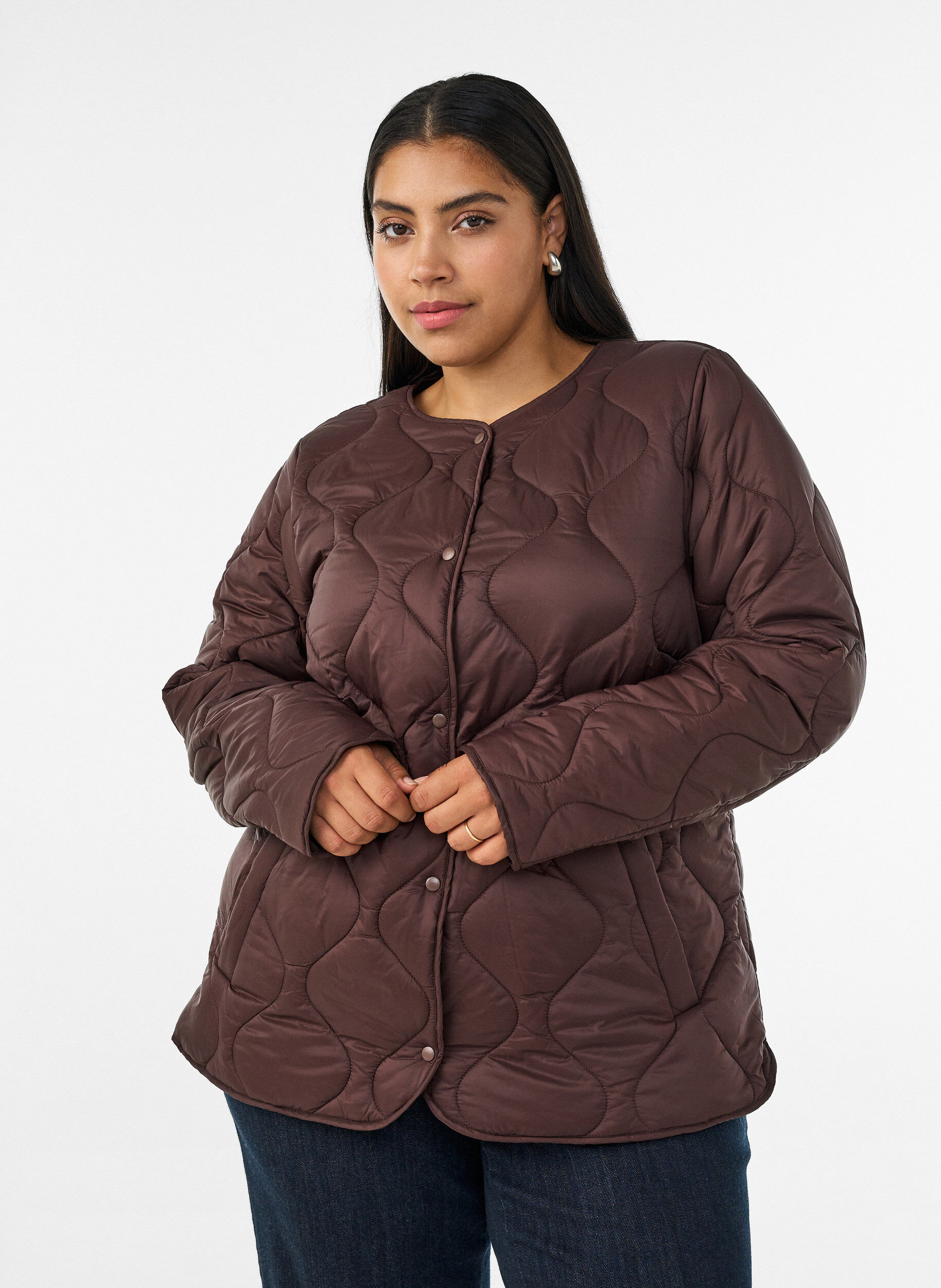 ZizziSteppjacke mit Druckkn&ouml;pfen und Rundhalsausschnitt, Braun, Model image number 0