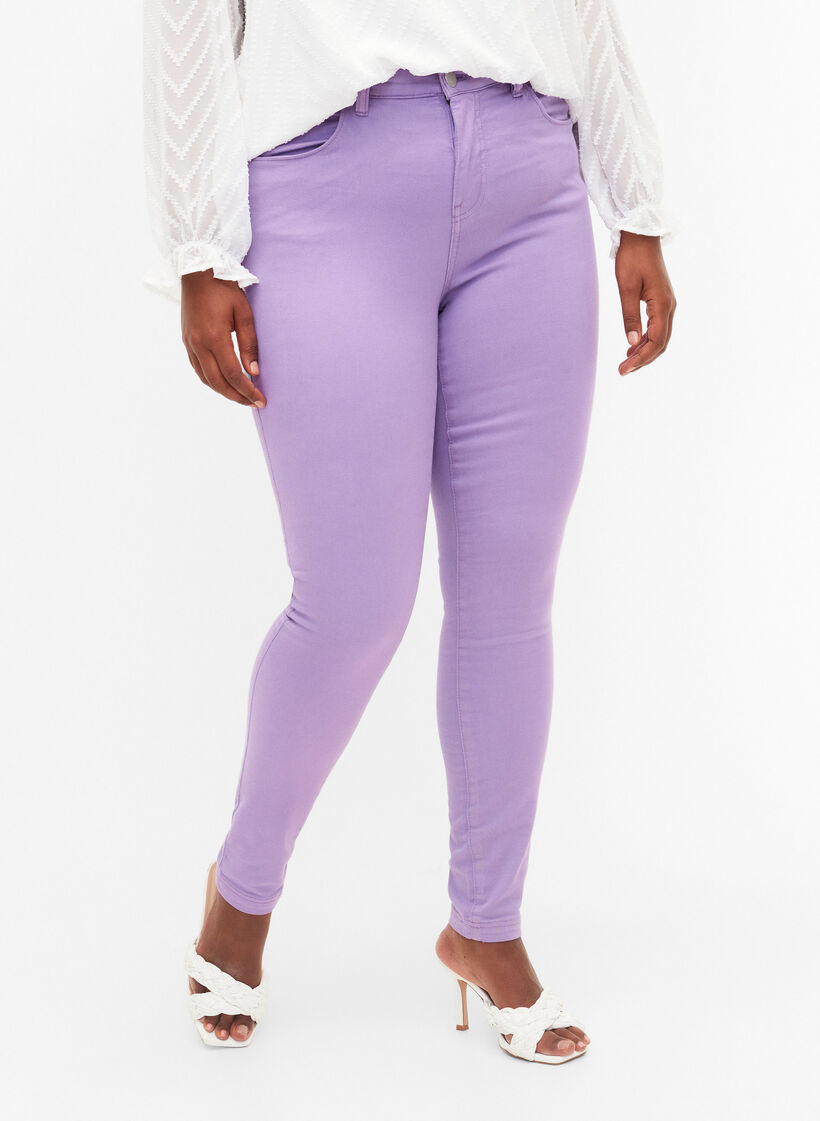 Hochtaillierte Amy jeans in Super Slim Fit, Chalk Violet, Model image number 2
