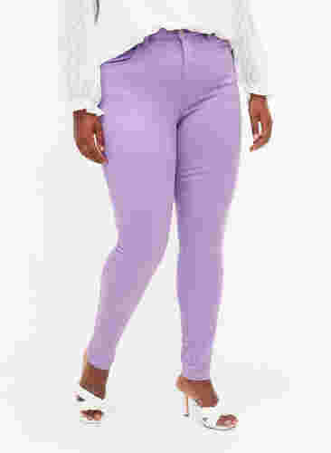Hochtaillierte Amy jeans in Super Slim Fit, Chalk Violet, Model image number 2