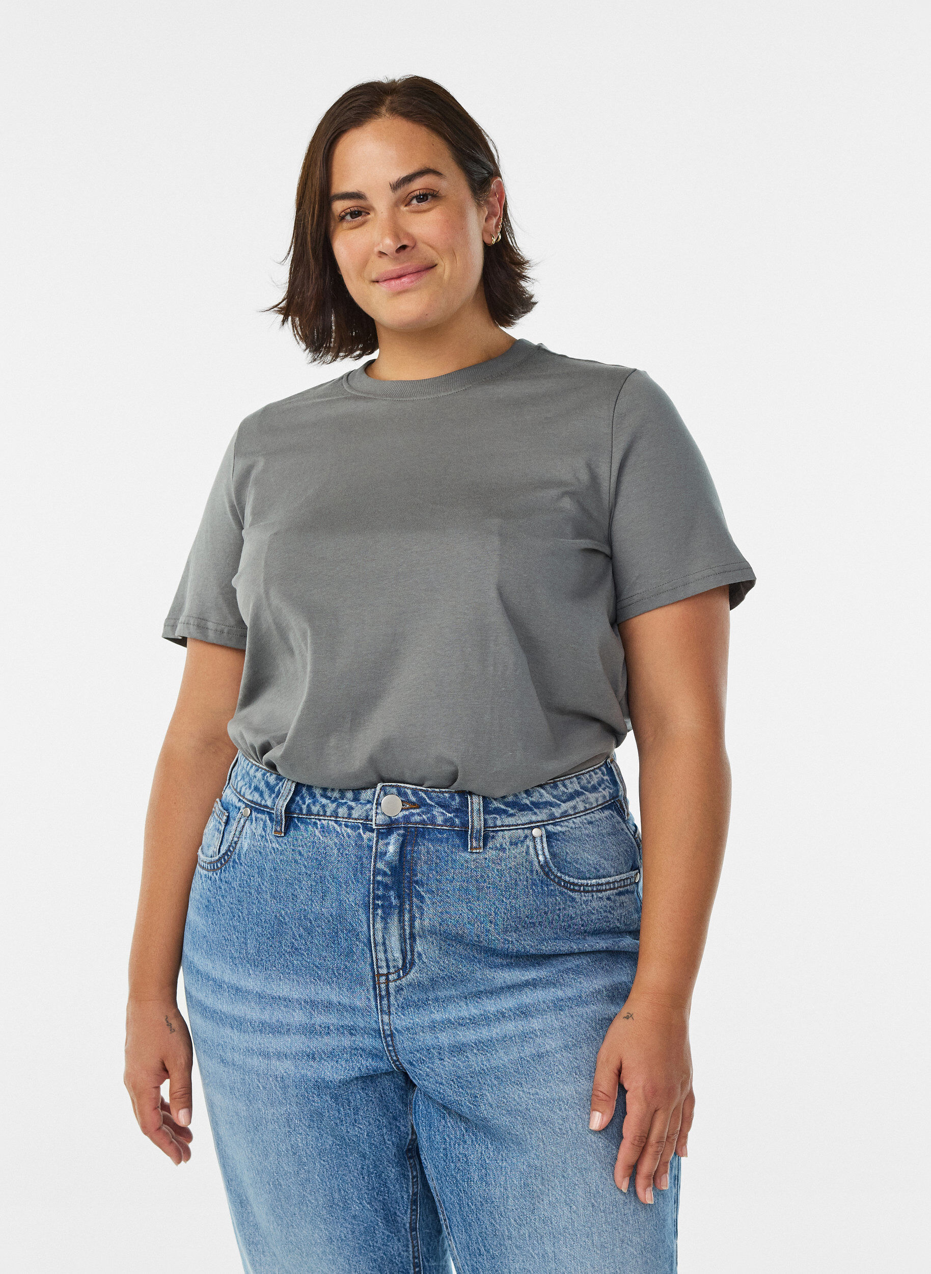 Basic-T-Shirt aus Baumwolle mit Rundhalsausschnitt., Grau, Model