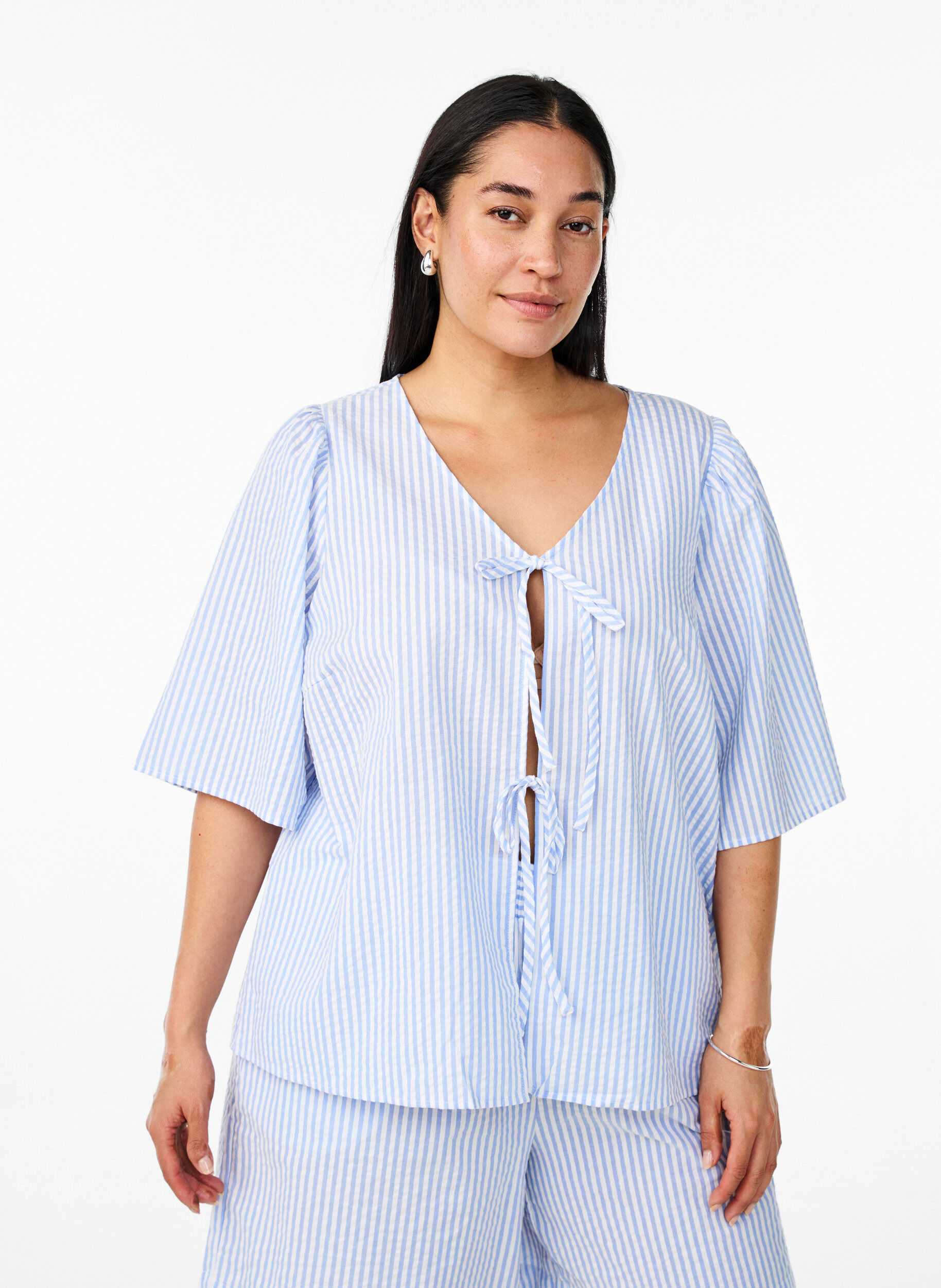 FLASH - Gestreifte Bluse mit Schleifen, Blau, Model