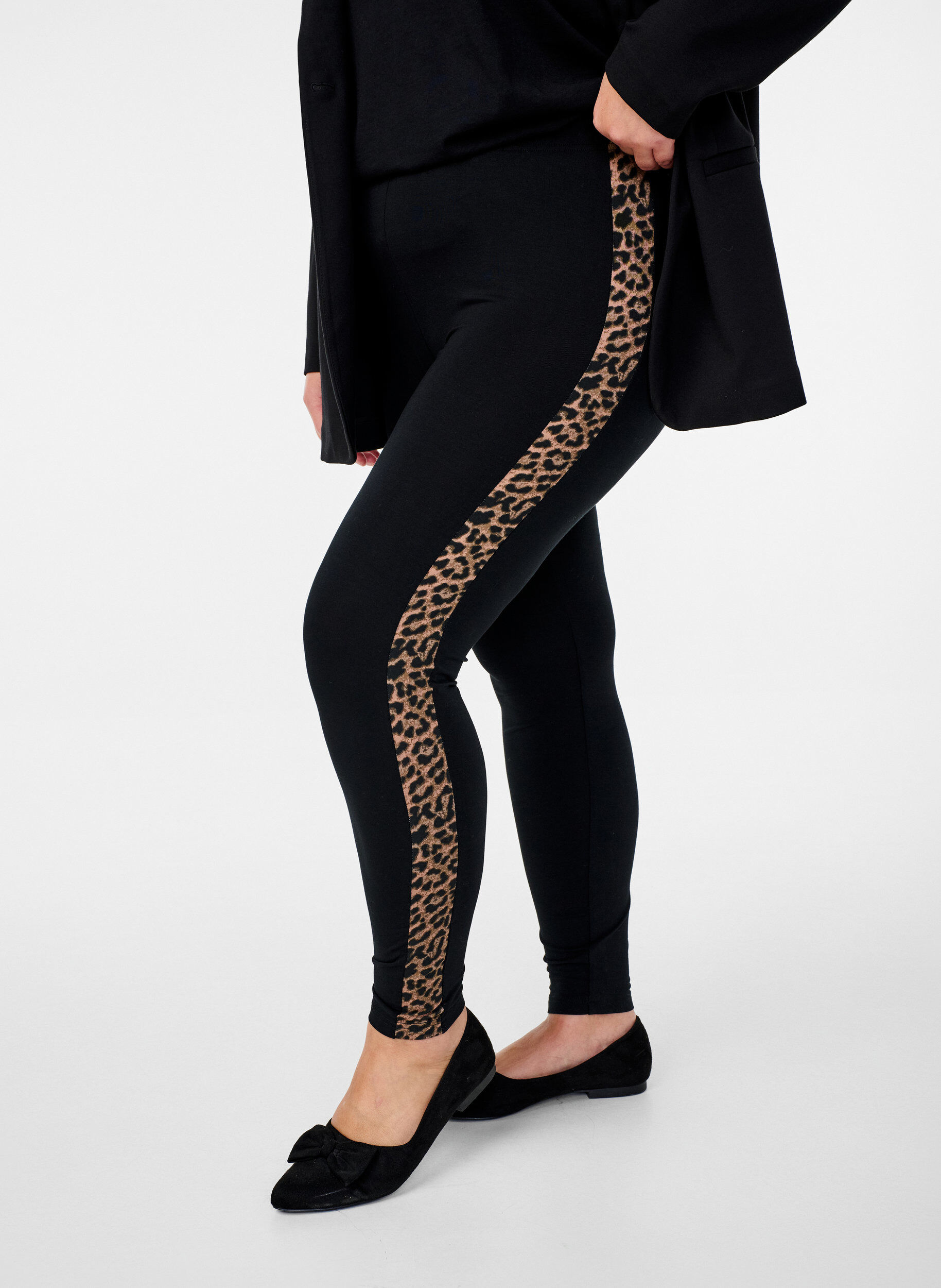 ZizziLeggings aus Viskose mit Leopardenstreifen, Black W. Leo, Model image number 0