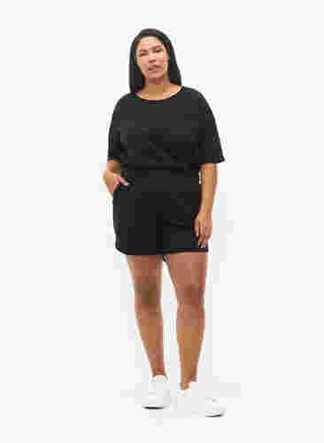 Einfarbige Shorts mit Taschen, Black, Model image number 3