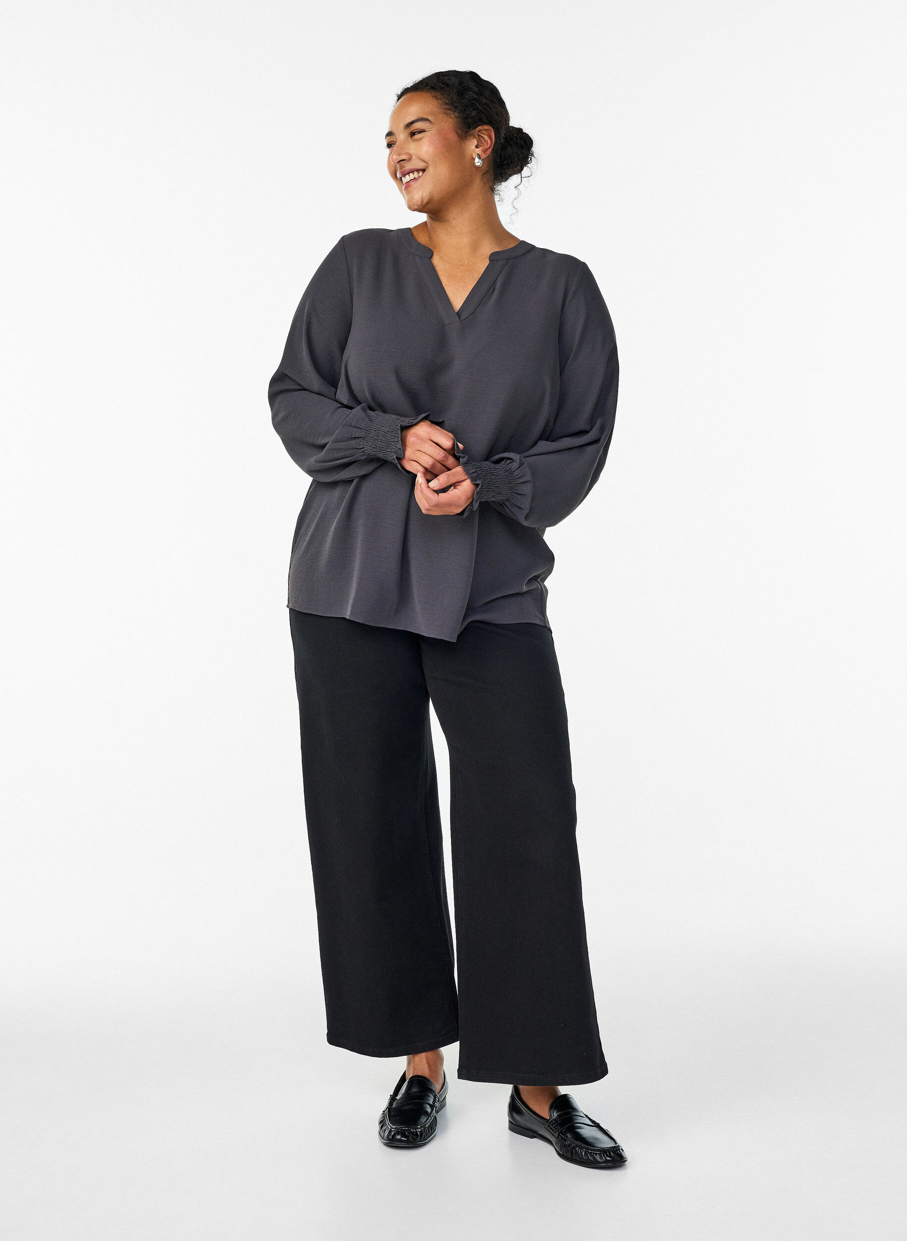 ZizziBluse mit Smockb&uuml;ndchen und V-Ausschnitt, Grau, Model image number 1