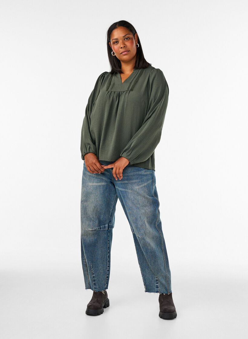 Bluse mit V-Ausschnitt und H&auml;kelband, Gr&uuml;n, Model image number 1