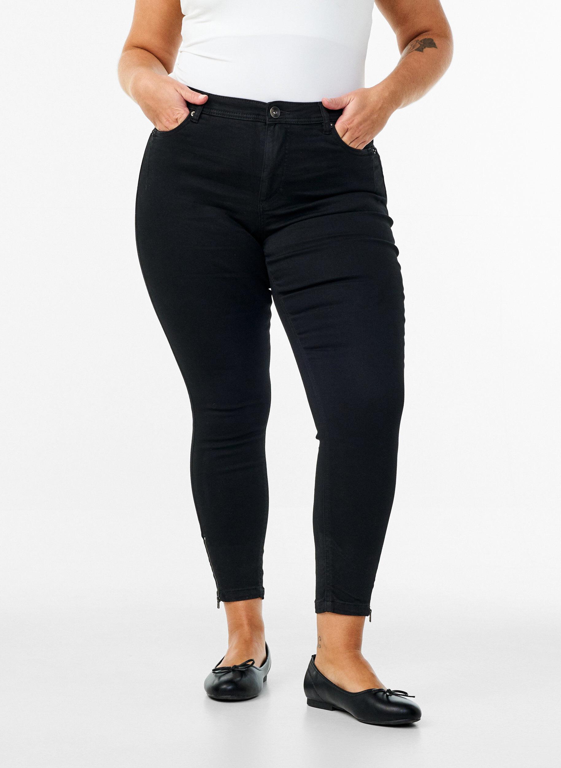 ZizziCropped Amy Jeans mit Rei&szlig;verschluss, Schwarz, Model image number 2