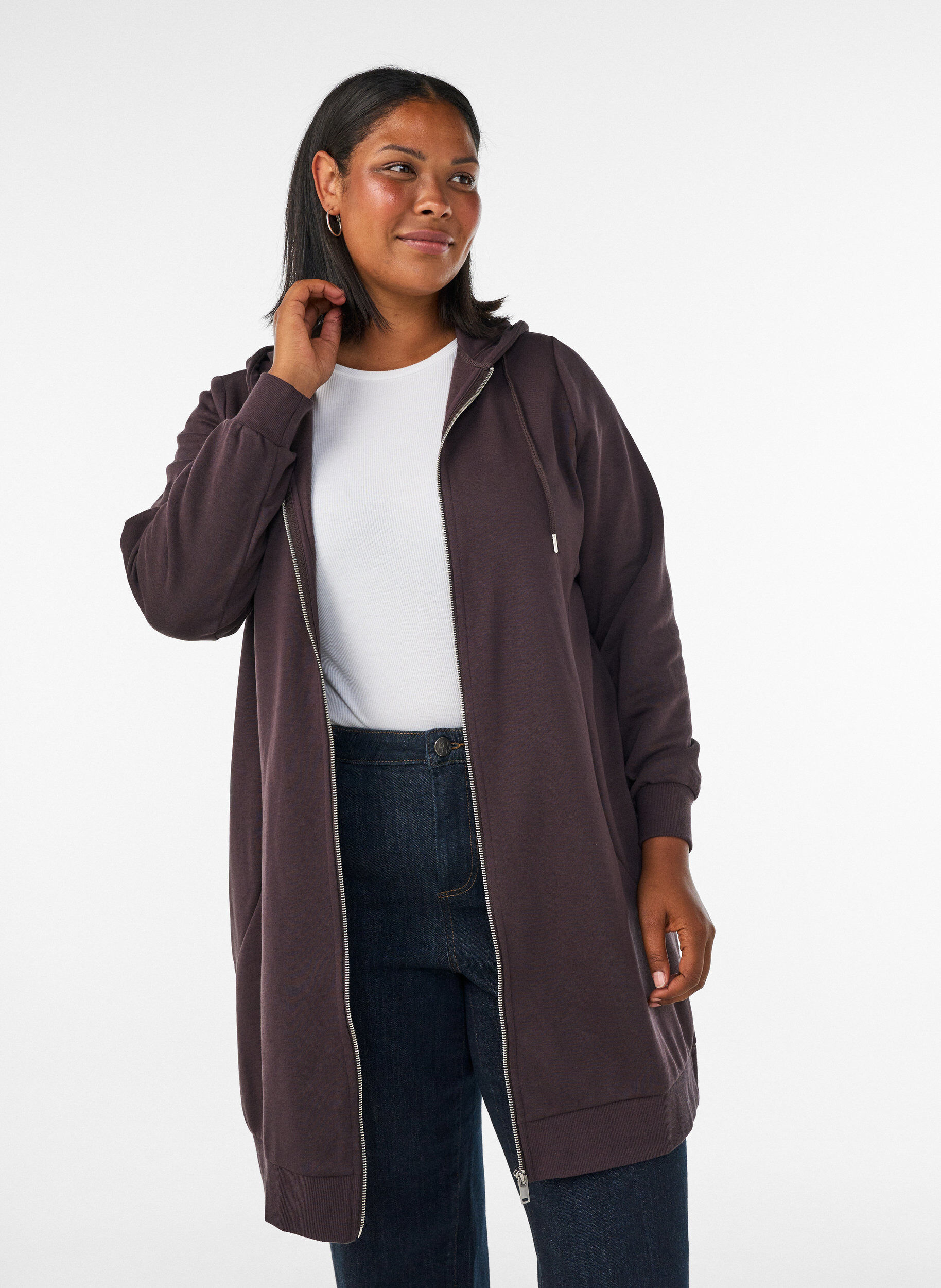 Langer Hoodie mit Rei&szlig;verschluss und Taschen, Braun, Model