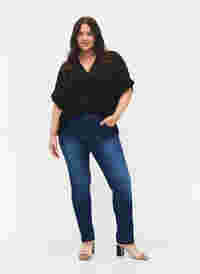 Slim Fit Emily Jeans mit normaler Taille, Blue denim, Model