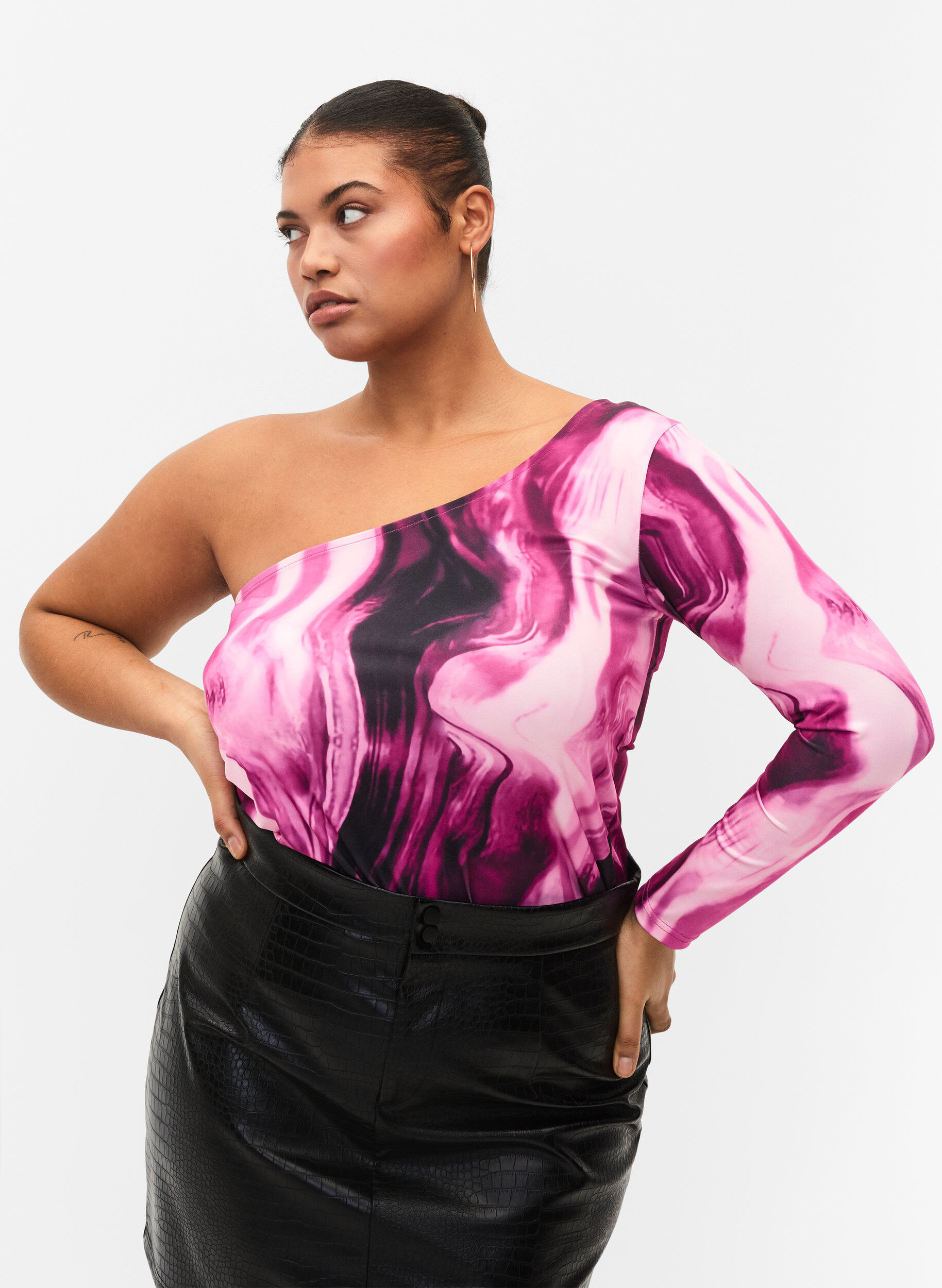ZizziOne-Shoulder Bluse mit Print, Raspberry Rose AOP, Model image number 0