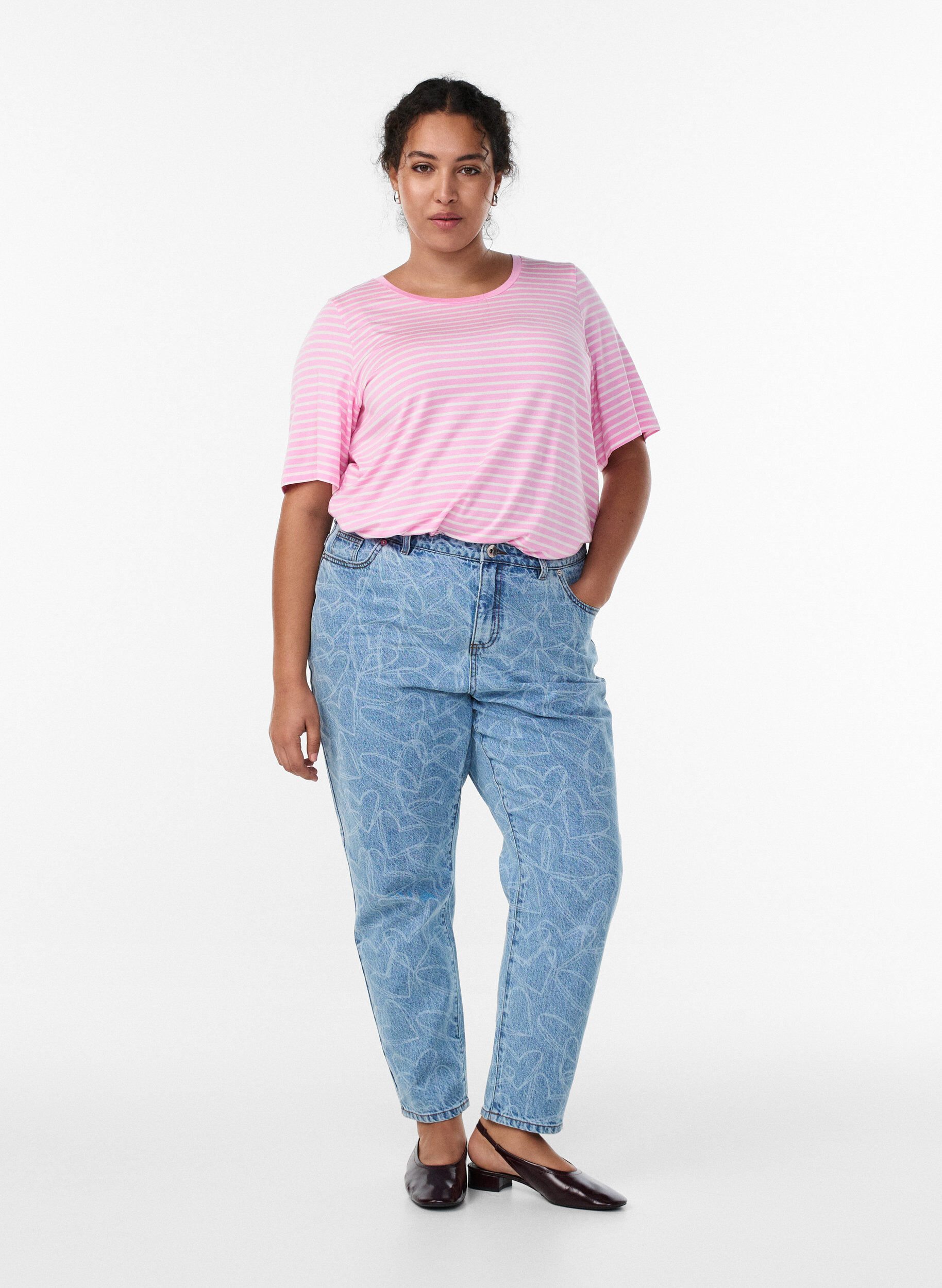 Mille Mom Fit Jeans mit Stickerei, Blau, Model