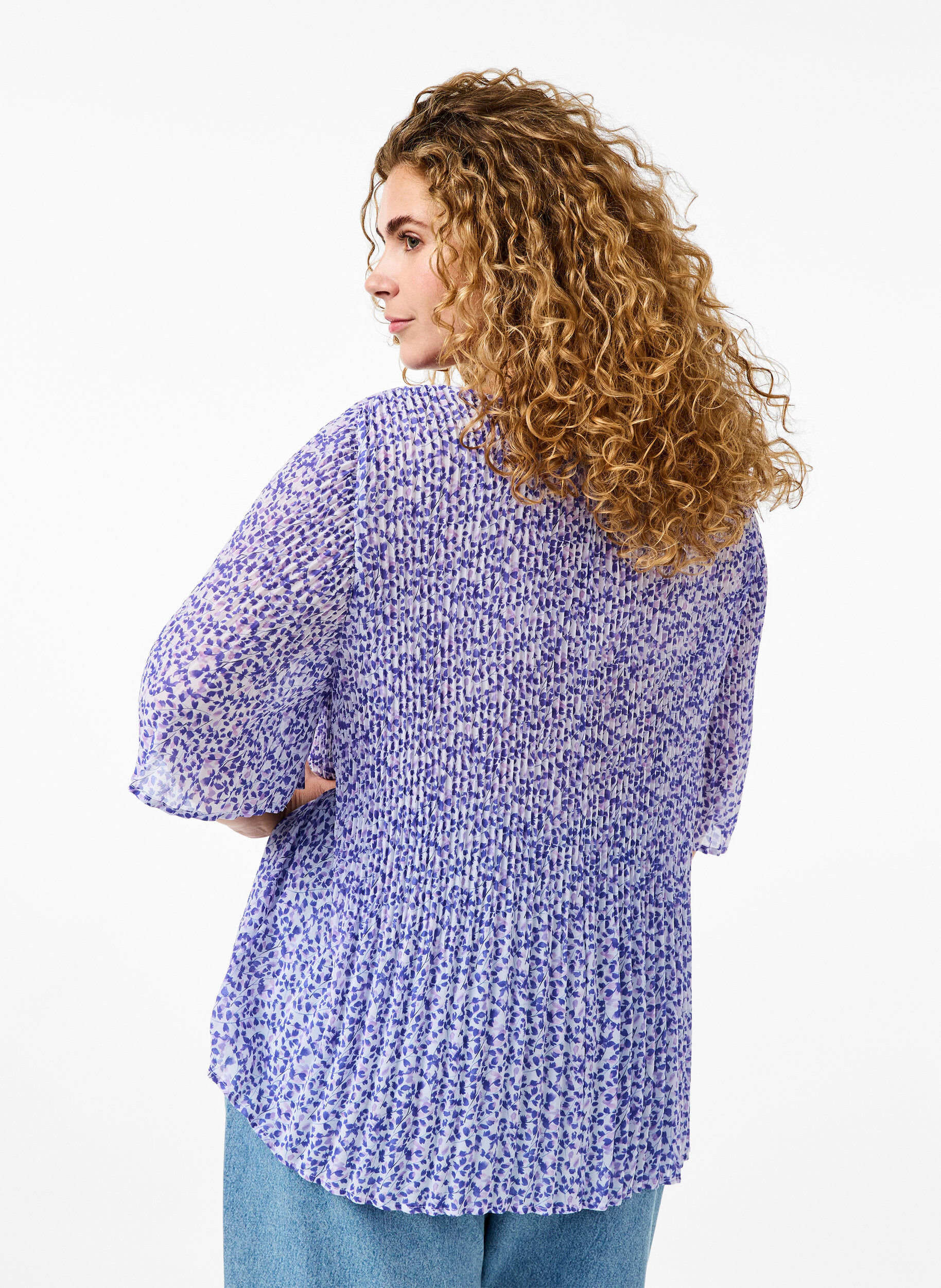 Zizzi Plisseebluse mit Blumenmuster, Small Flower AOP, Model image number 1