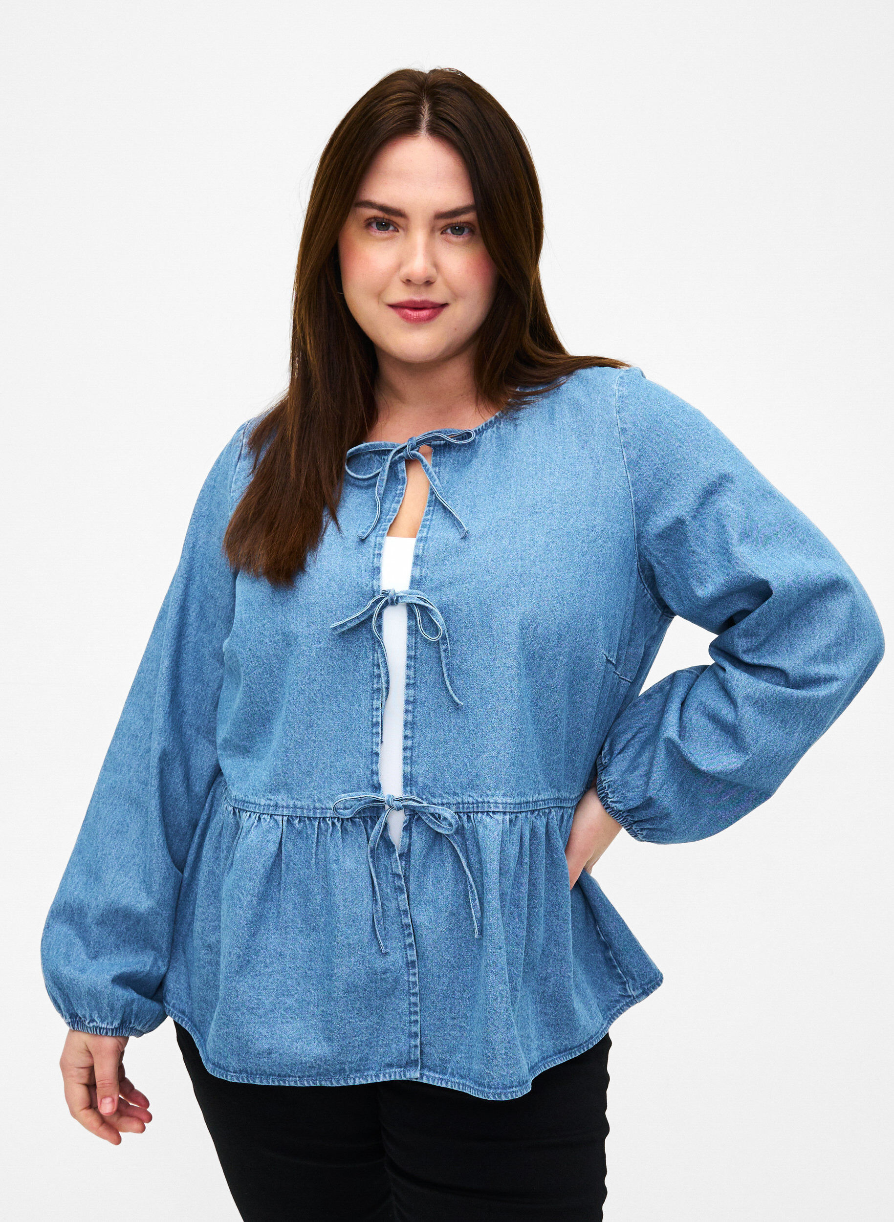 ZizziBluse aus Denim mit Sch&ouml;&szlig;chen und Bindeverschluss, Light Blue Denim, Model image number 0
