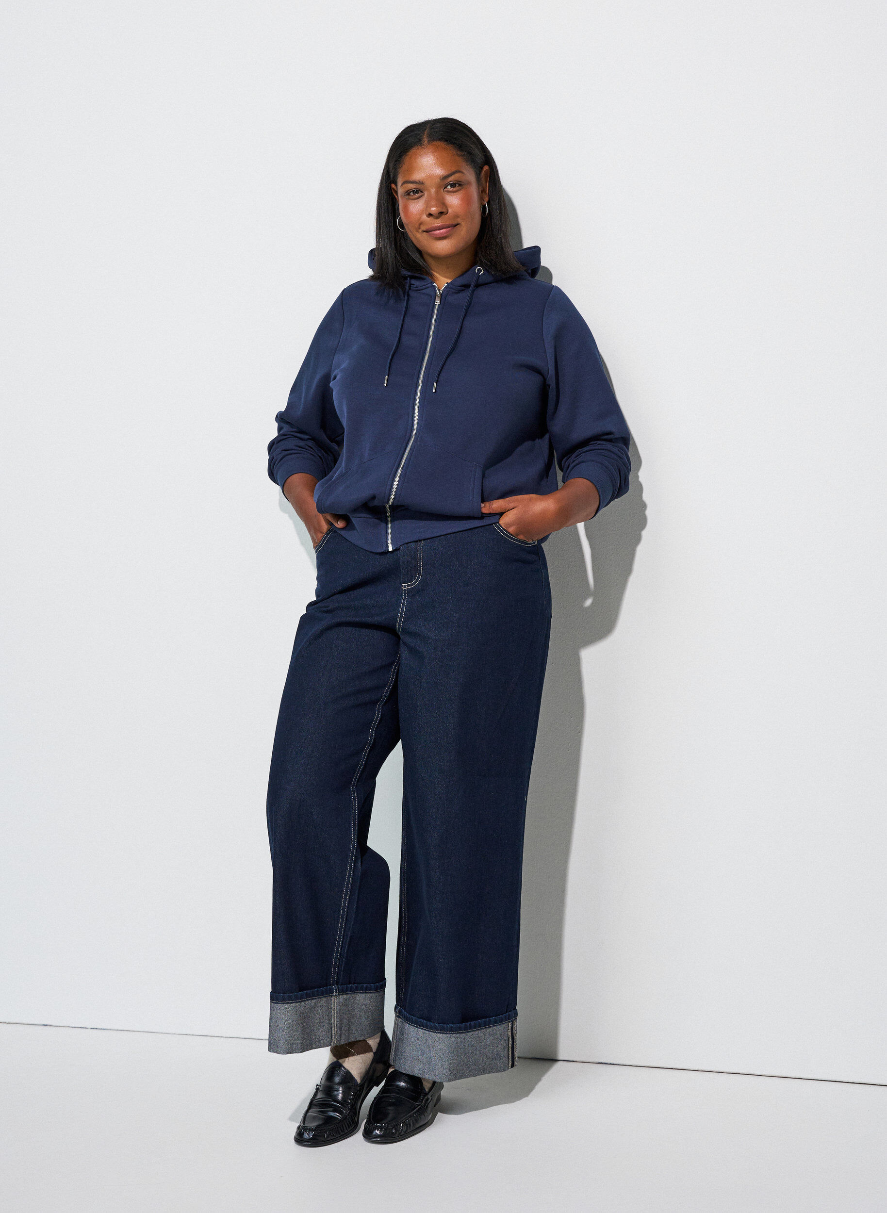 ZizziKapuzensweatshirt mit Rei&szlig;verschluss und Taschen, Blau, Model image number 1
