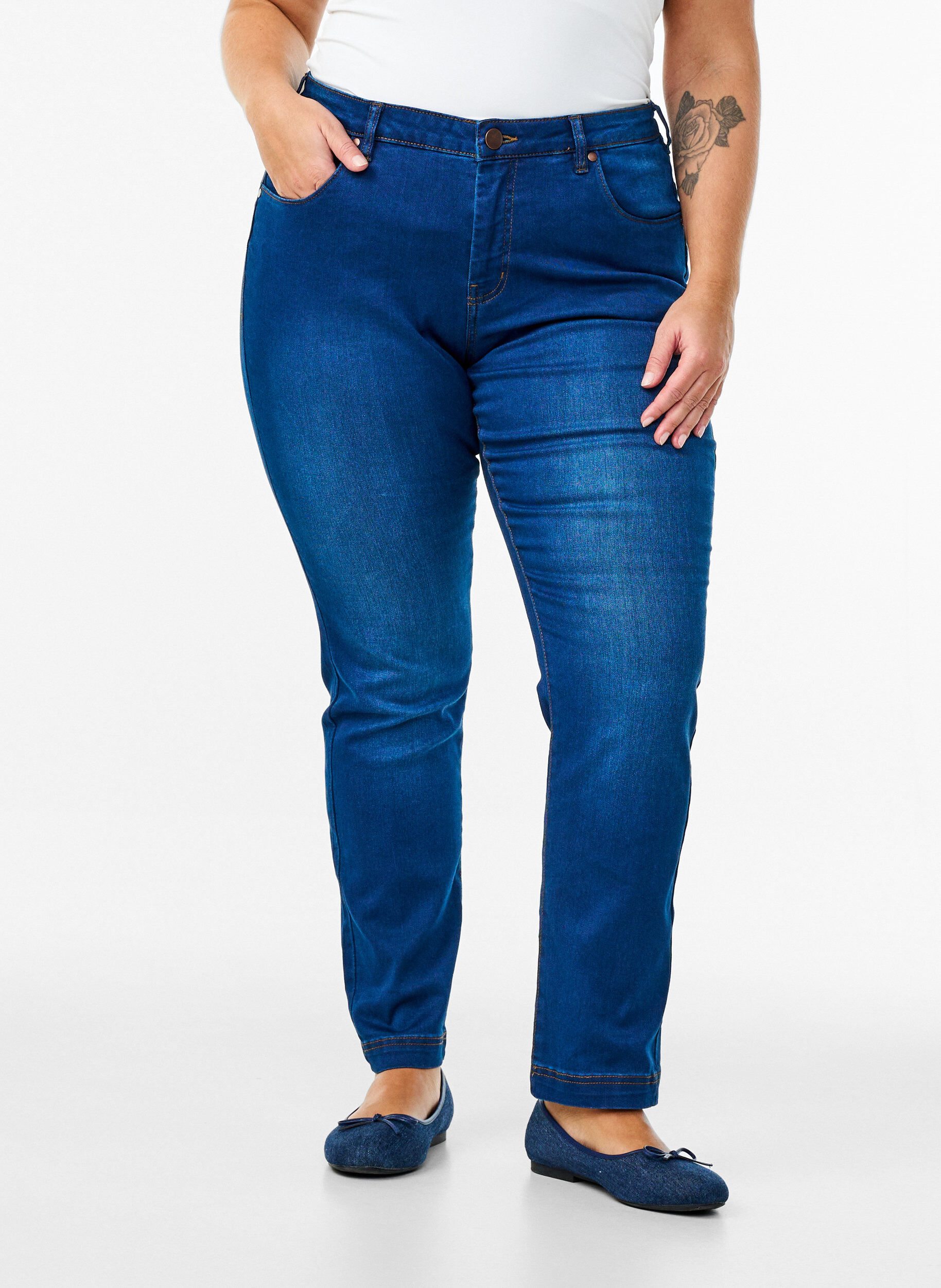 ZizziSlim Fit Emily Jeans mit normaler Taillenh&ouml;he, Blau, Model image number 2