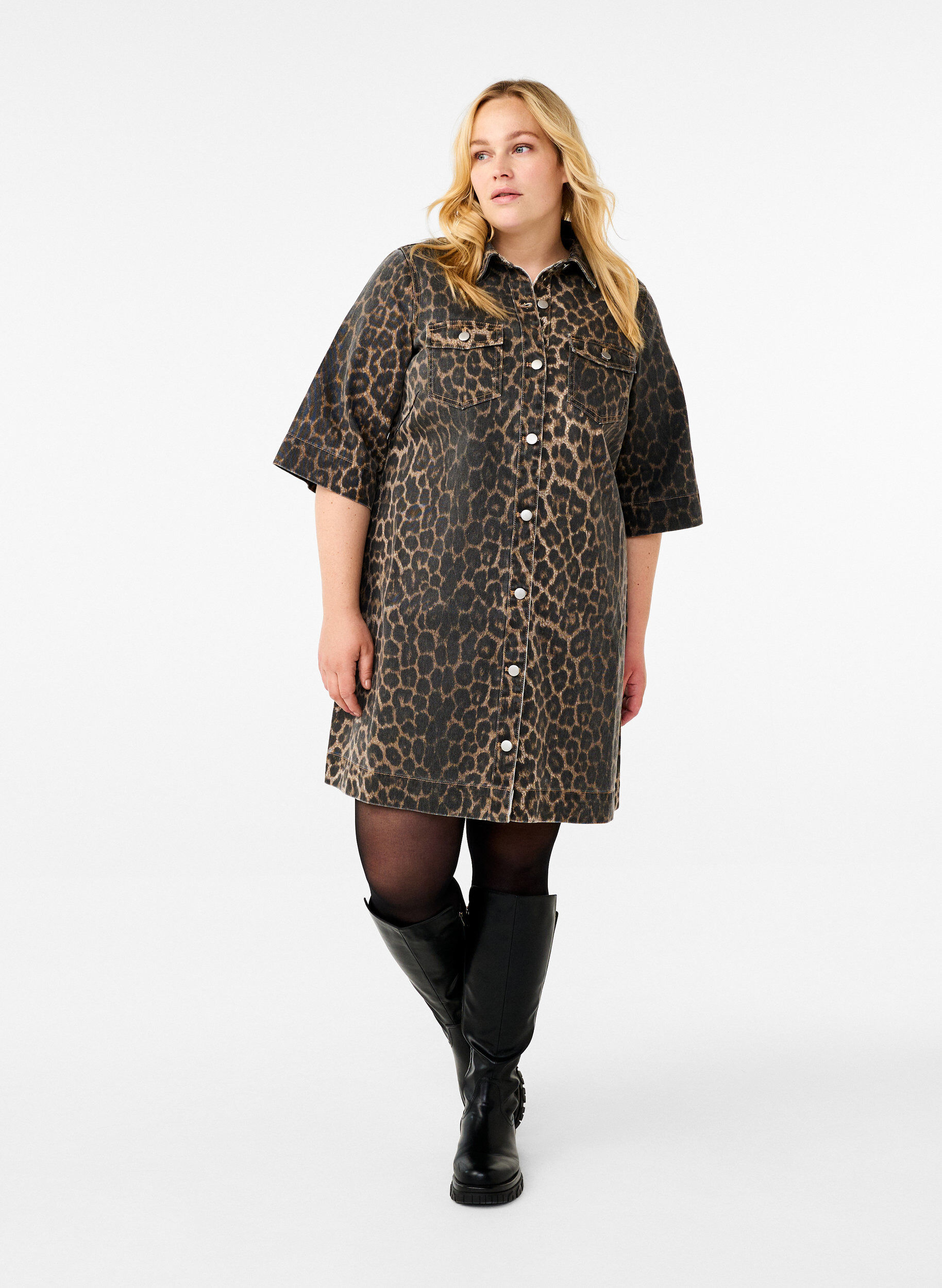 ZizziKurz&auml;rmliges Denim-Kleid mit Leopardenprint, LEO AOP, Model image number 2