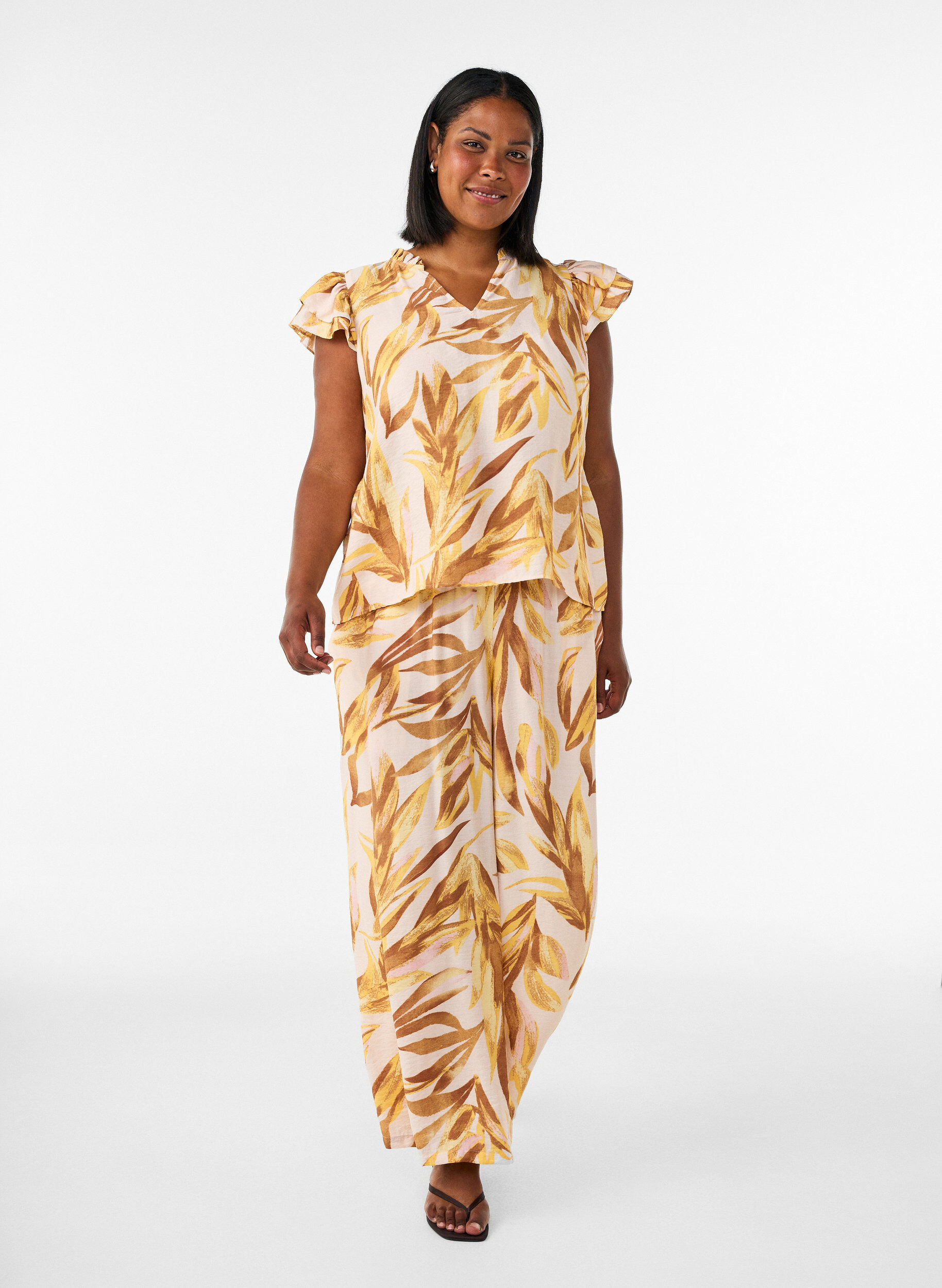 ZizziBluse aus Viskose mit Bl&auml;tterprint und R&uuml;schendetails, Gelb, Model image number 1