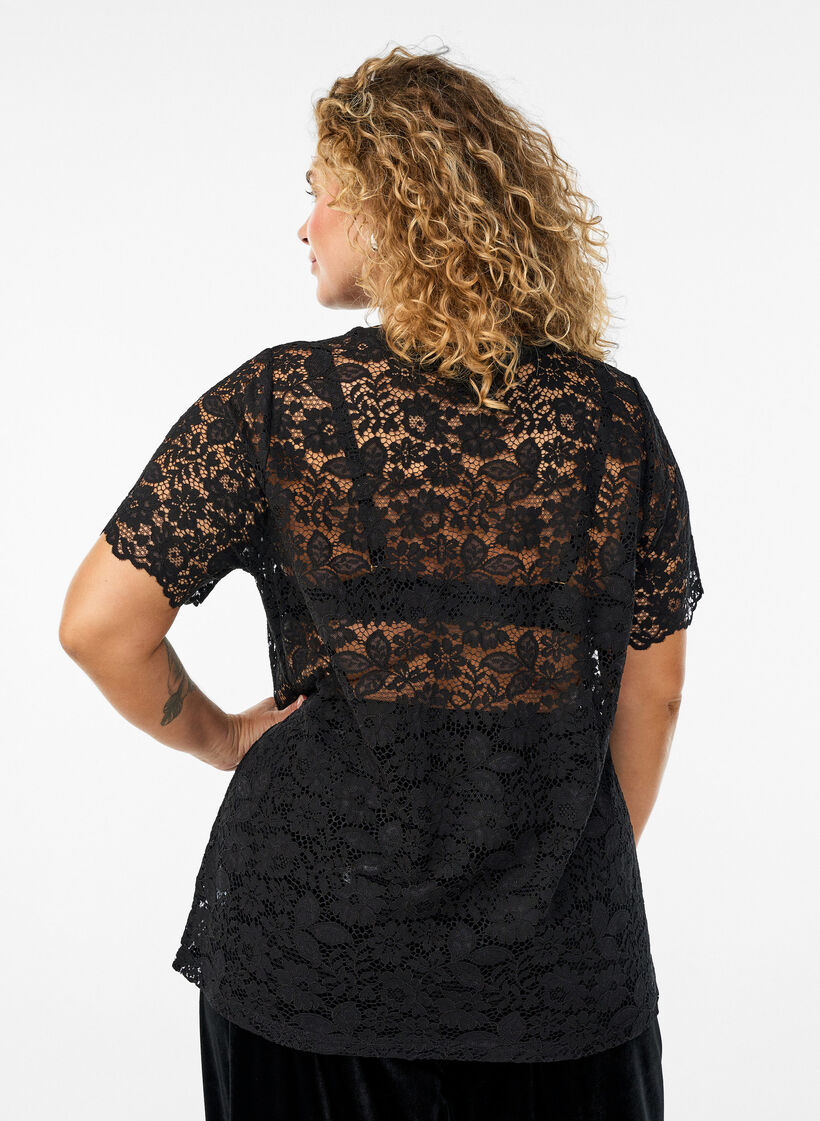 Bluse aus Spitze mit kurzen Ärmeln und Rundhalsausschnitt, Schwarz, Model