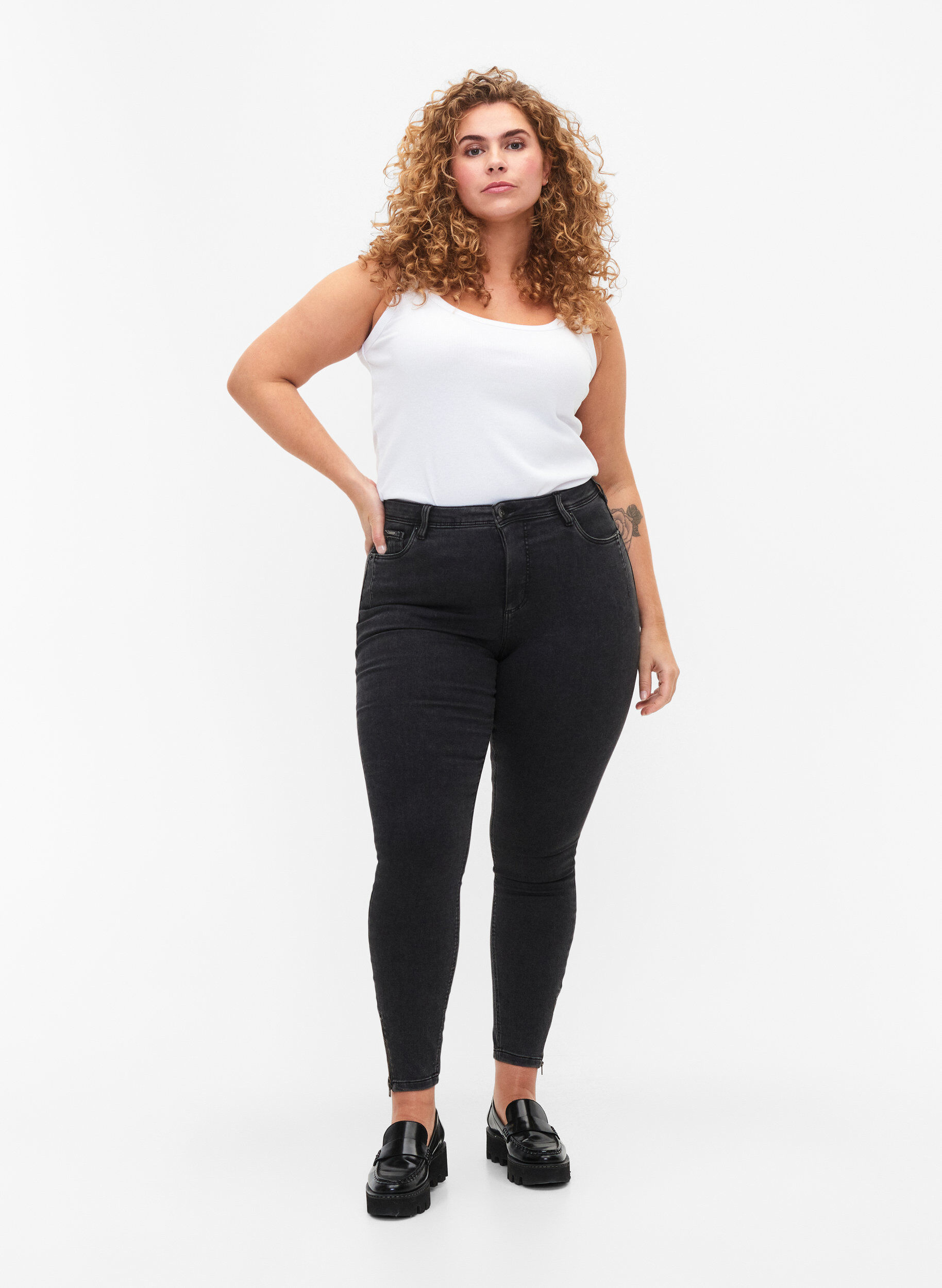 ZizziCropped Amy Jeans mit Rei&szlig;verschluss, Grau, Model image number 1
