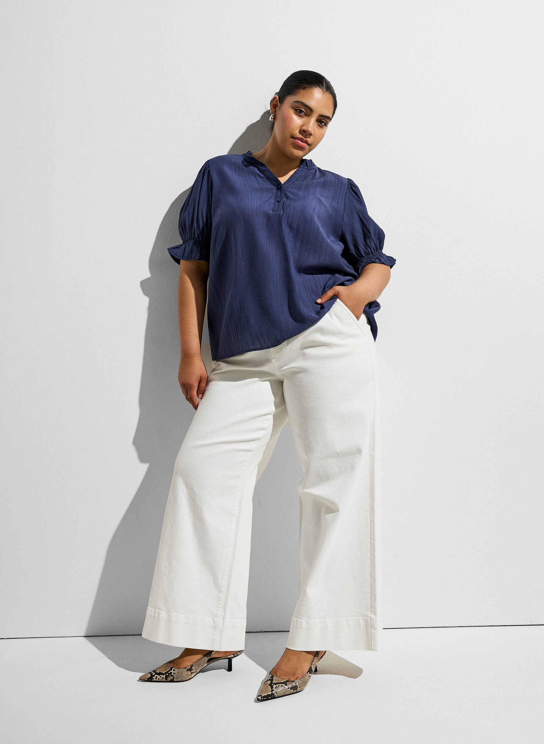 ZizziBluse aus einer gecrinkelten Viskosemischung mit V-Ausschnitt, Blau, Image image number 0