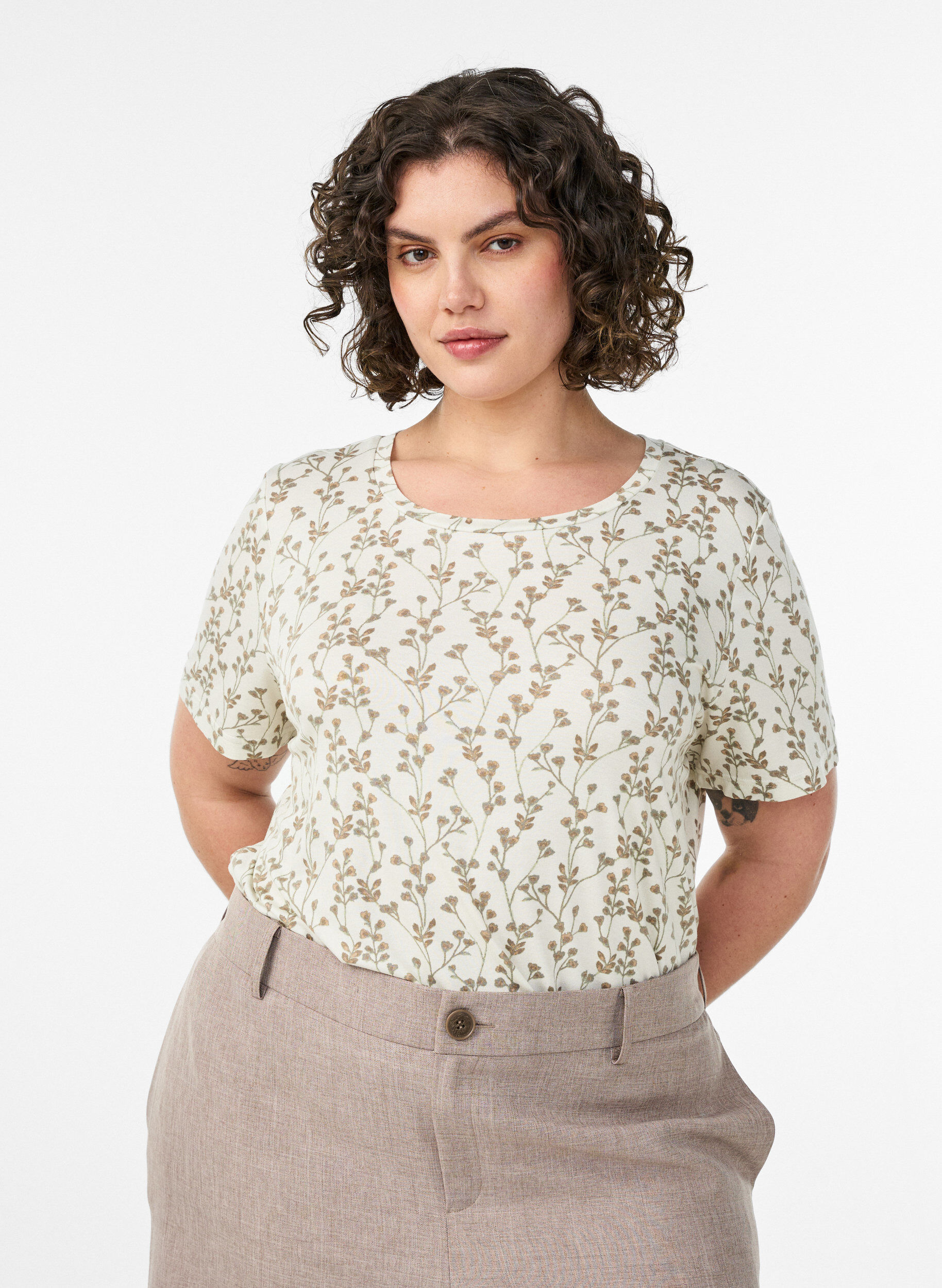 T-Shirt mit floralem Print, Vanille, Model