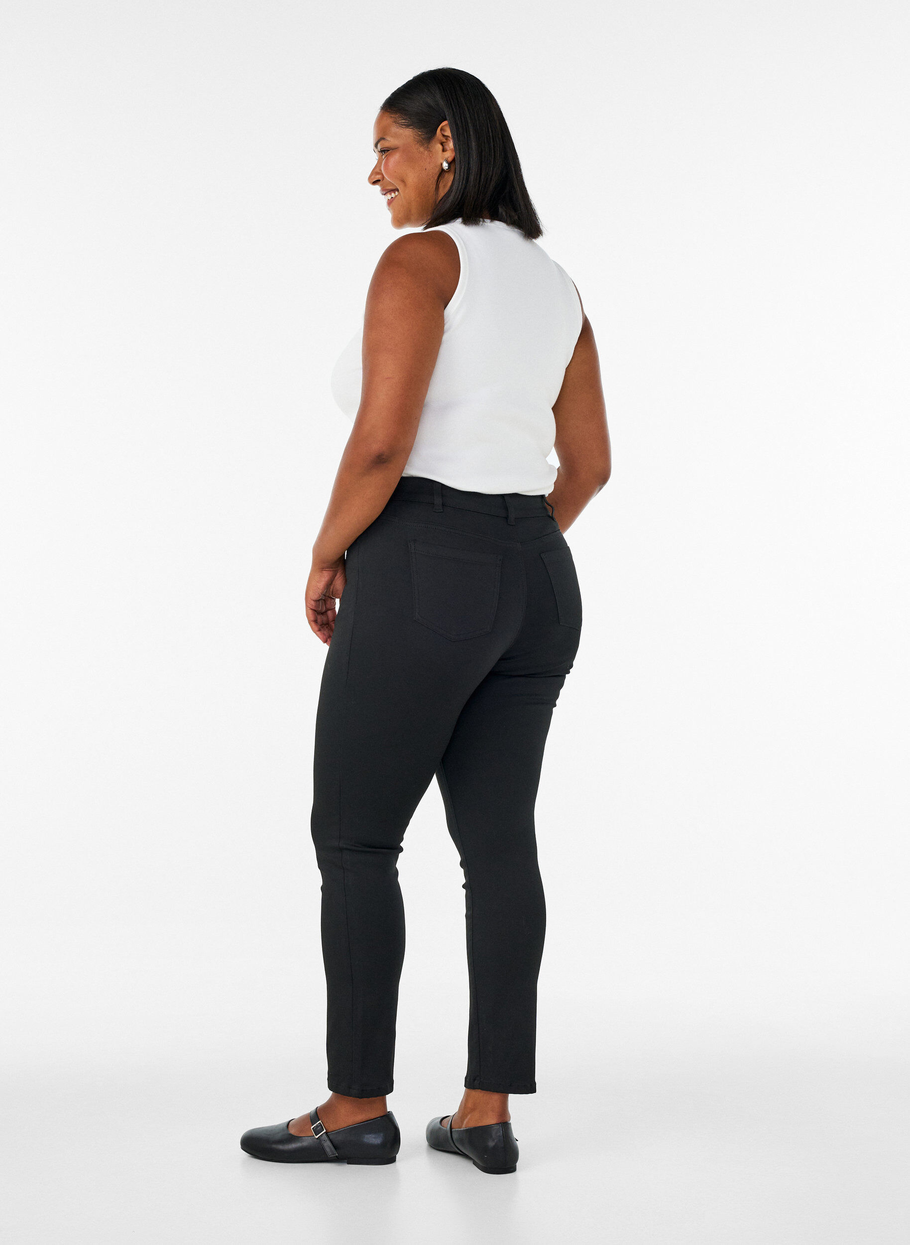 ZizziEmily Stay Black Jeans mit normaler Taille, Schwarz, Model image number 1