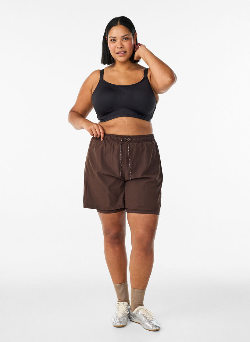 Sport-BH f&uuml;r starken Halt mit B&uuml;gel und gepolsterten Tr&auml;gern, Schwarz, Model image number 1