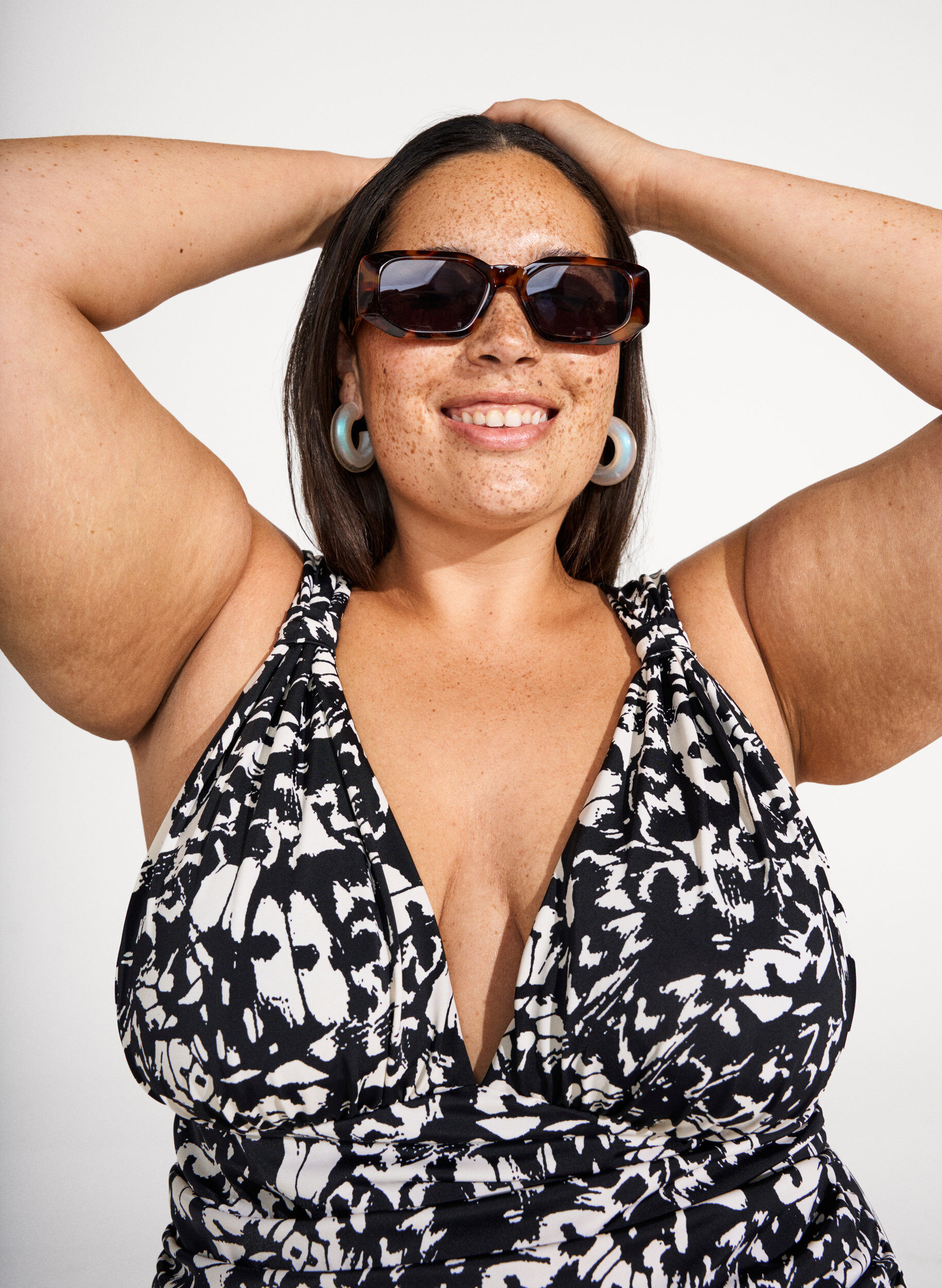 ZizziGemusterter Badeanzug mit tiefem V-Ausschnitt, Schwarz, Image image number 0