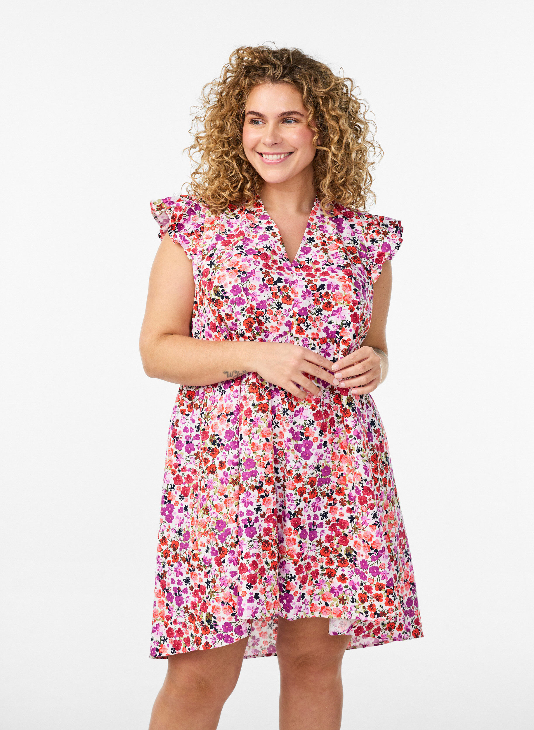 ZizziGebl&uuml;mtes Kleid aus Baumwolle mit R&uuml;schen und V-Ausschnitt, Pink, Model image number 0