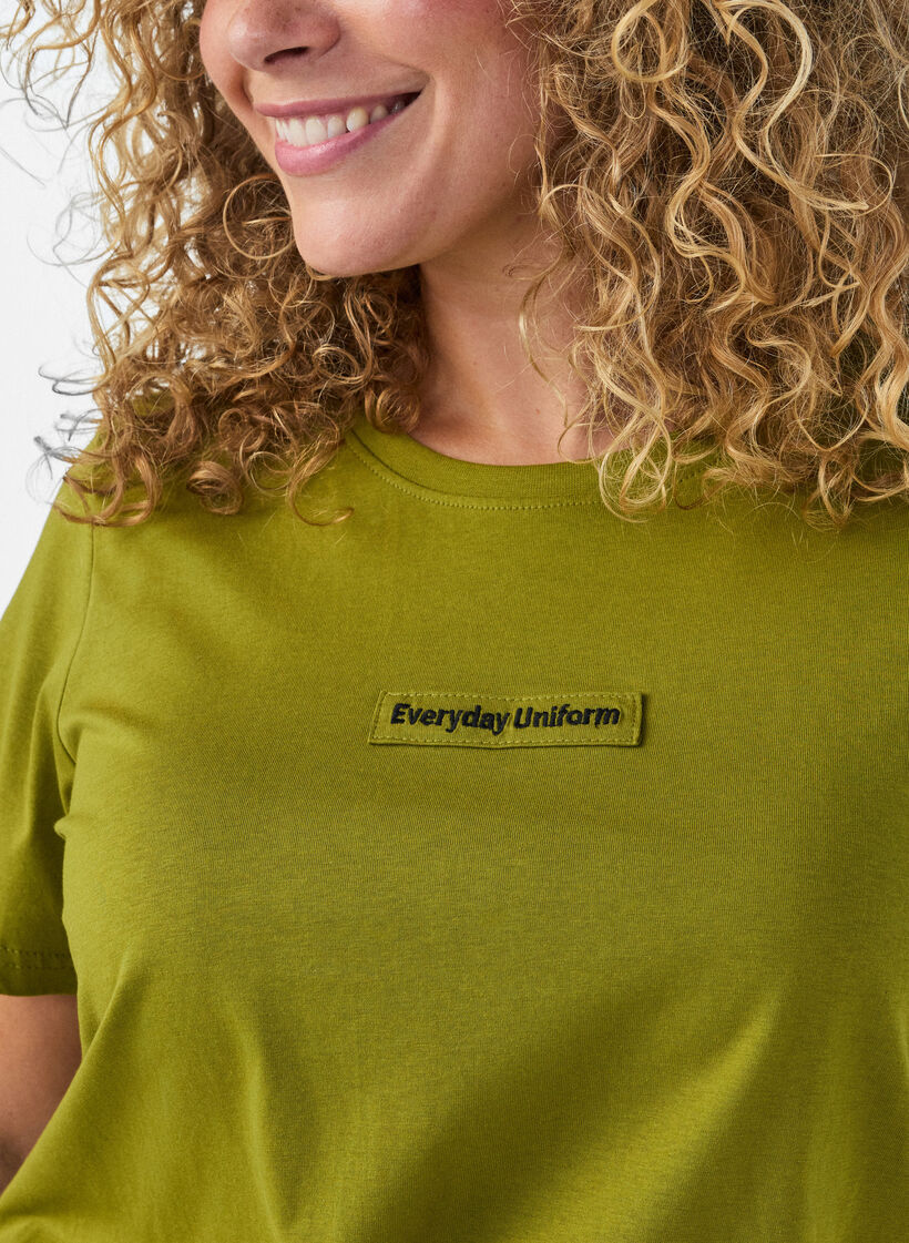 T-Shirt aus Baumwolle mit Text-Badge, Gr&uuml;n, Model image number 3