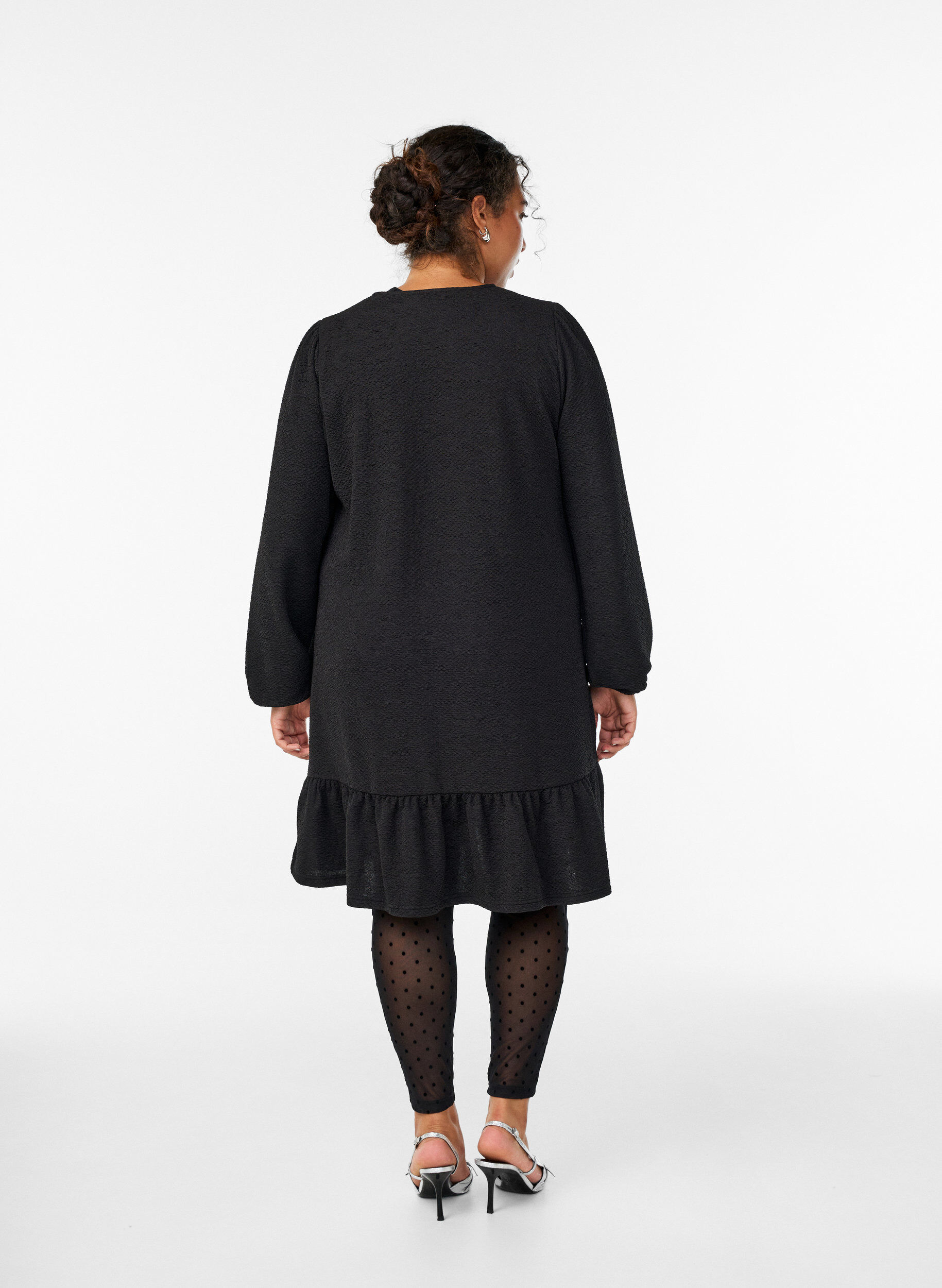 ZizziKurzes strukturiertes Kleid mit R&uuml;schensaum, Schwarz, Model image number 2