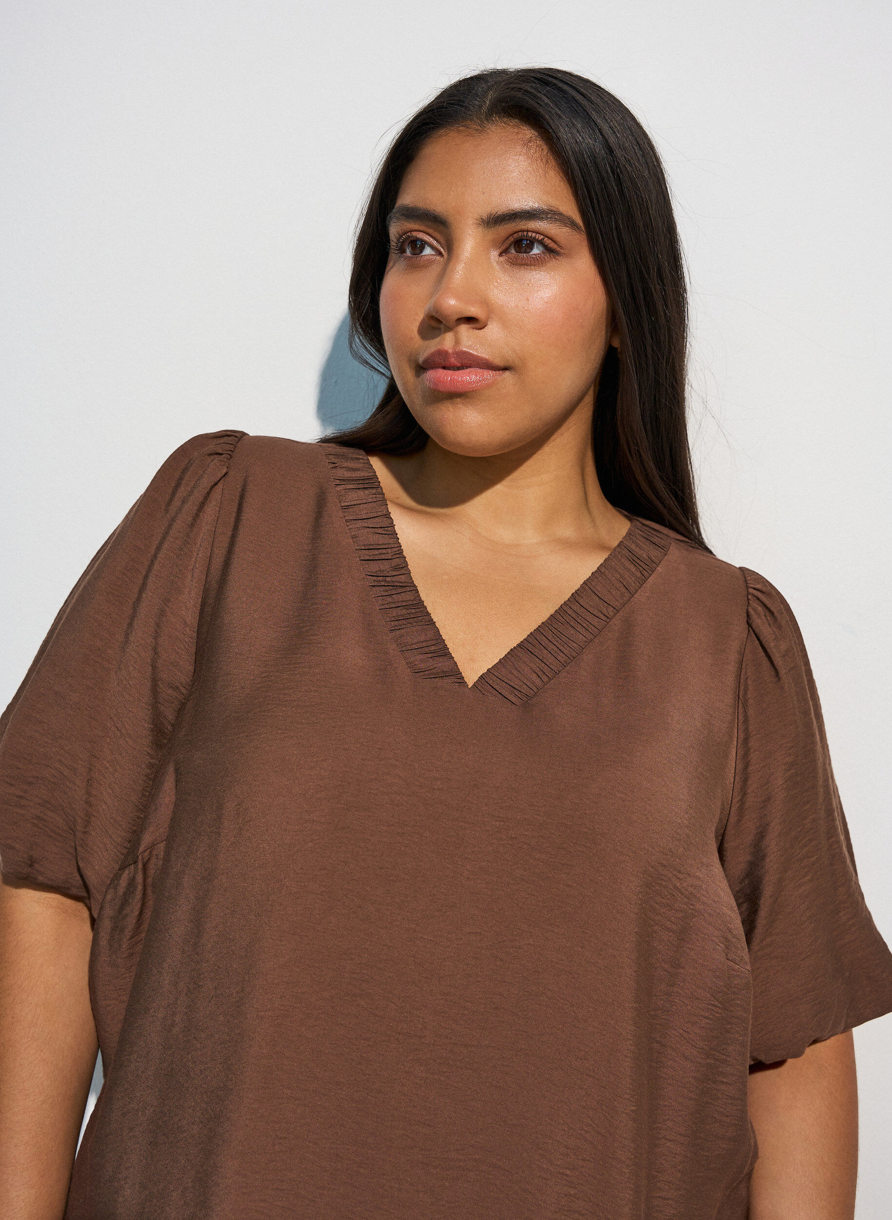 ZizziBluse mit Ballon&auml;rmeln und V-Ausschnitt, Braun, Model image number 3