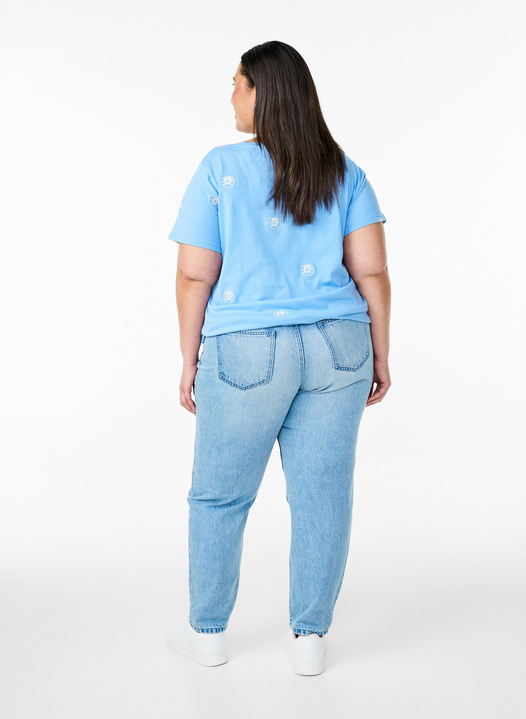 ZizziMille Mom Fit Jeans mit Destroyed-Details, Blau, Model image number 1