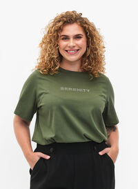 T-Shirt aus Bio-Baumwolle mit Text, Thyme SERENITY, Model