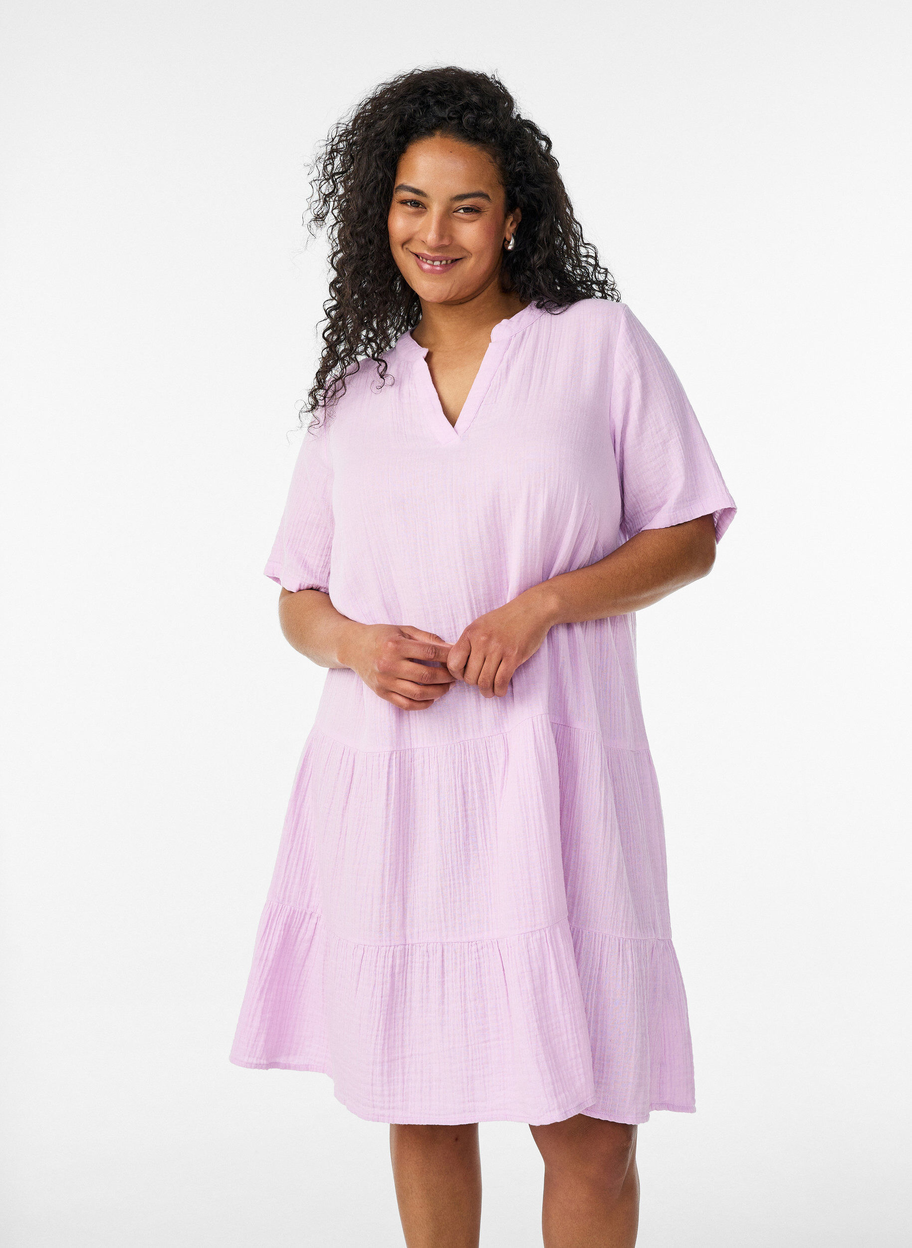 Kurzes A-Linien-Kleid aus Baumwollmusselin, lila, Model