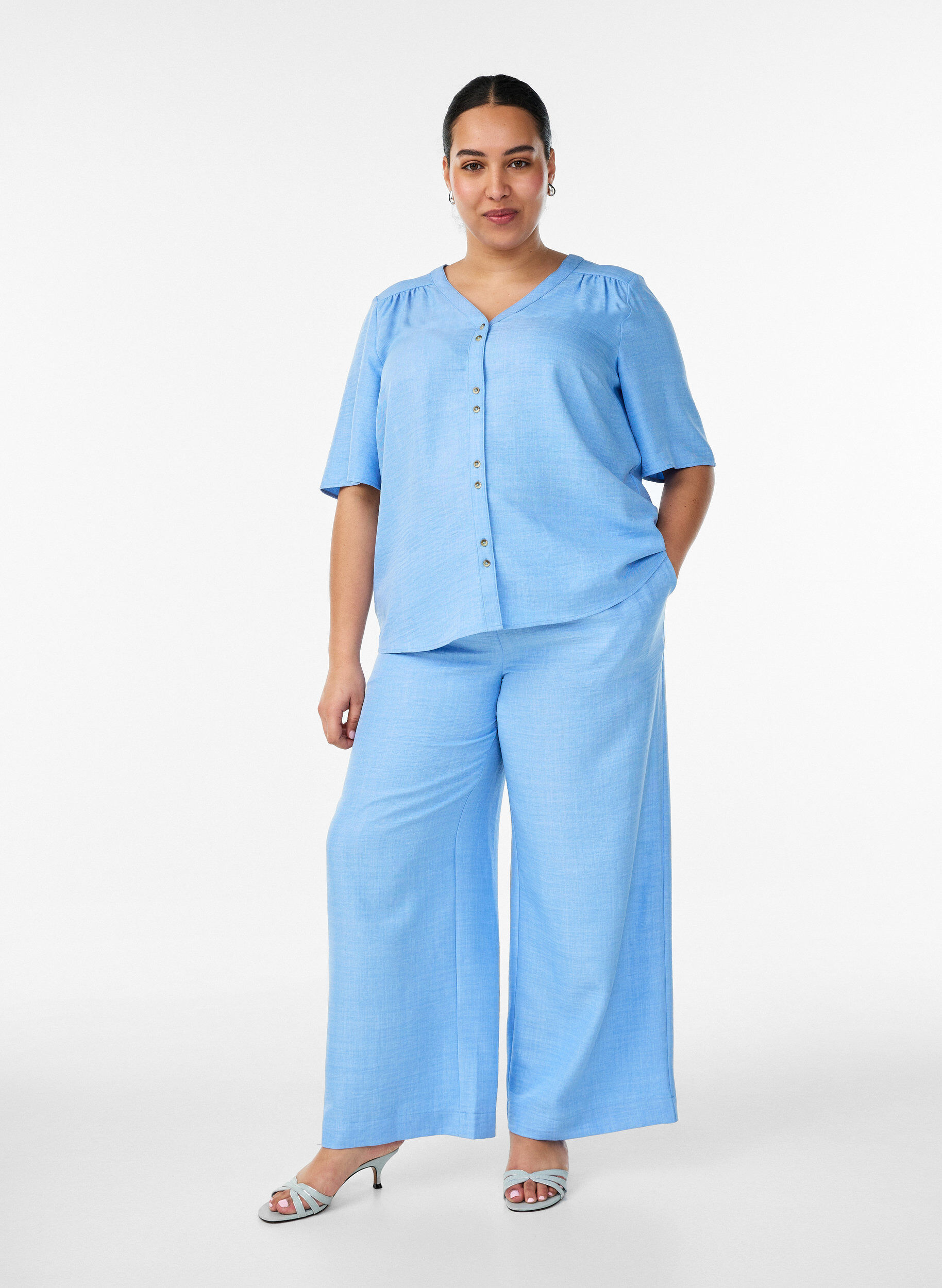 ZizziHemdbluse mit V-Ausschnitt und kurzen &Auml;rmeln, Blau, Model image number 1