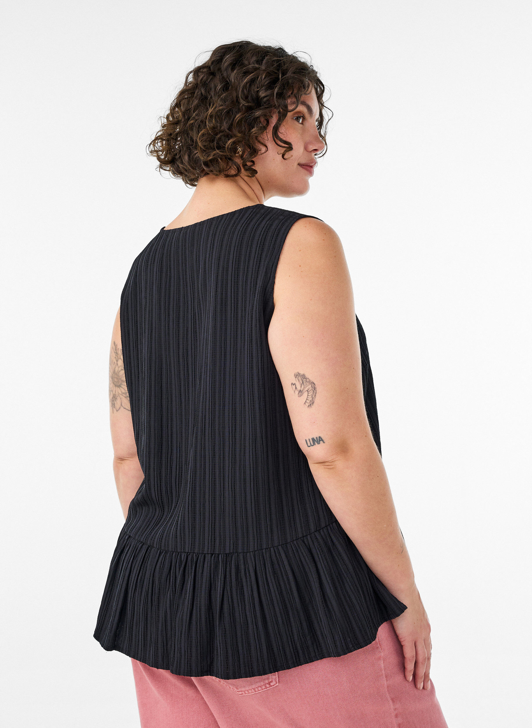 Zizzi&Auml;rmellose Bluse mit Struktur und Bindeband, Schwarz, Model image number 2
