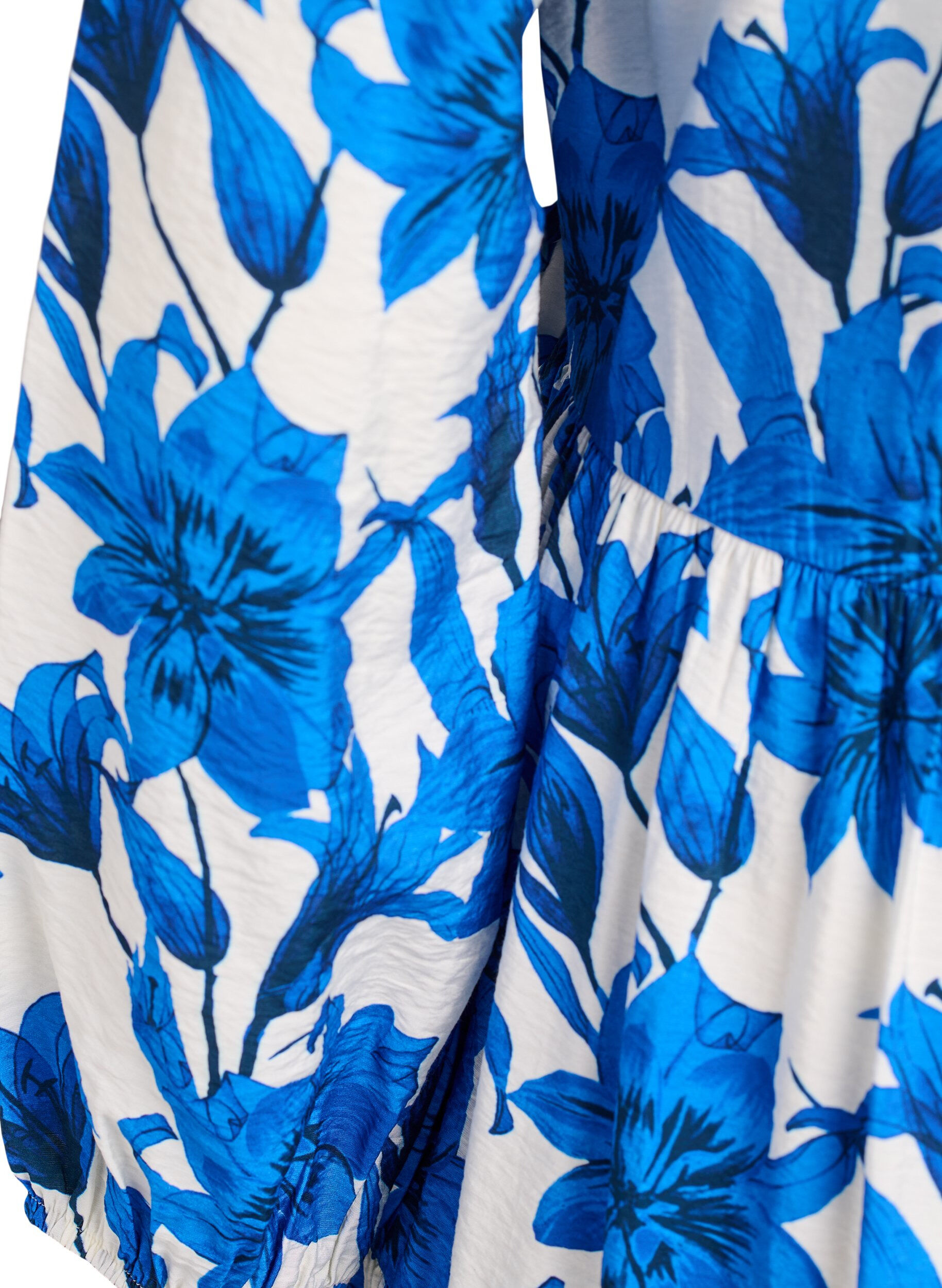 ZizziGebl&uuml;mtes Wickelkleid mit Bindeg&uuml;rtel, Vanille, Packshot image number 3