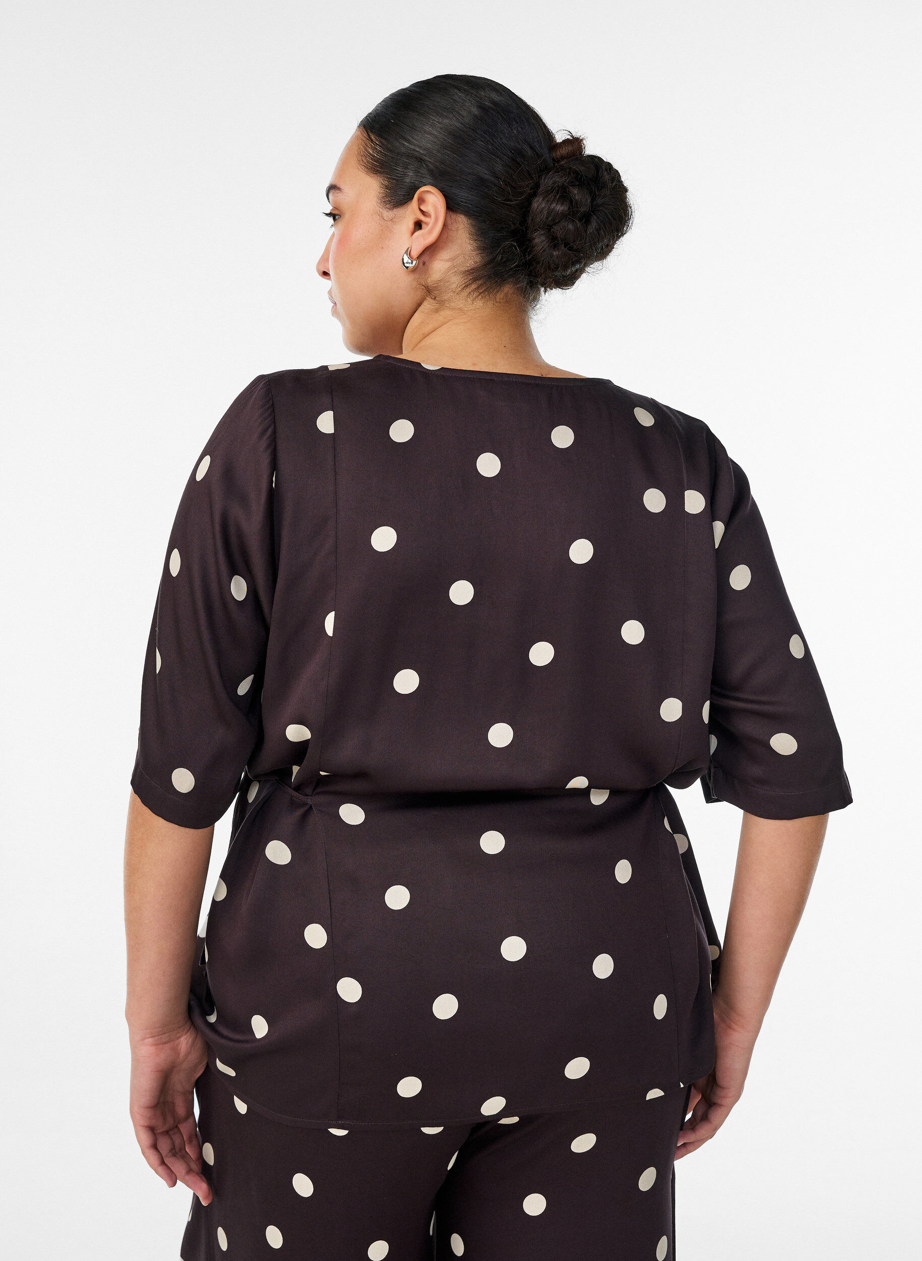 ZizziGepunktete Bluse aus Viskose mit V-Ausschnitt und Bindeband, Braun, Model image number 2