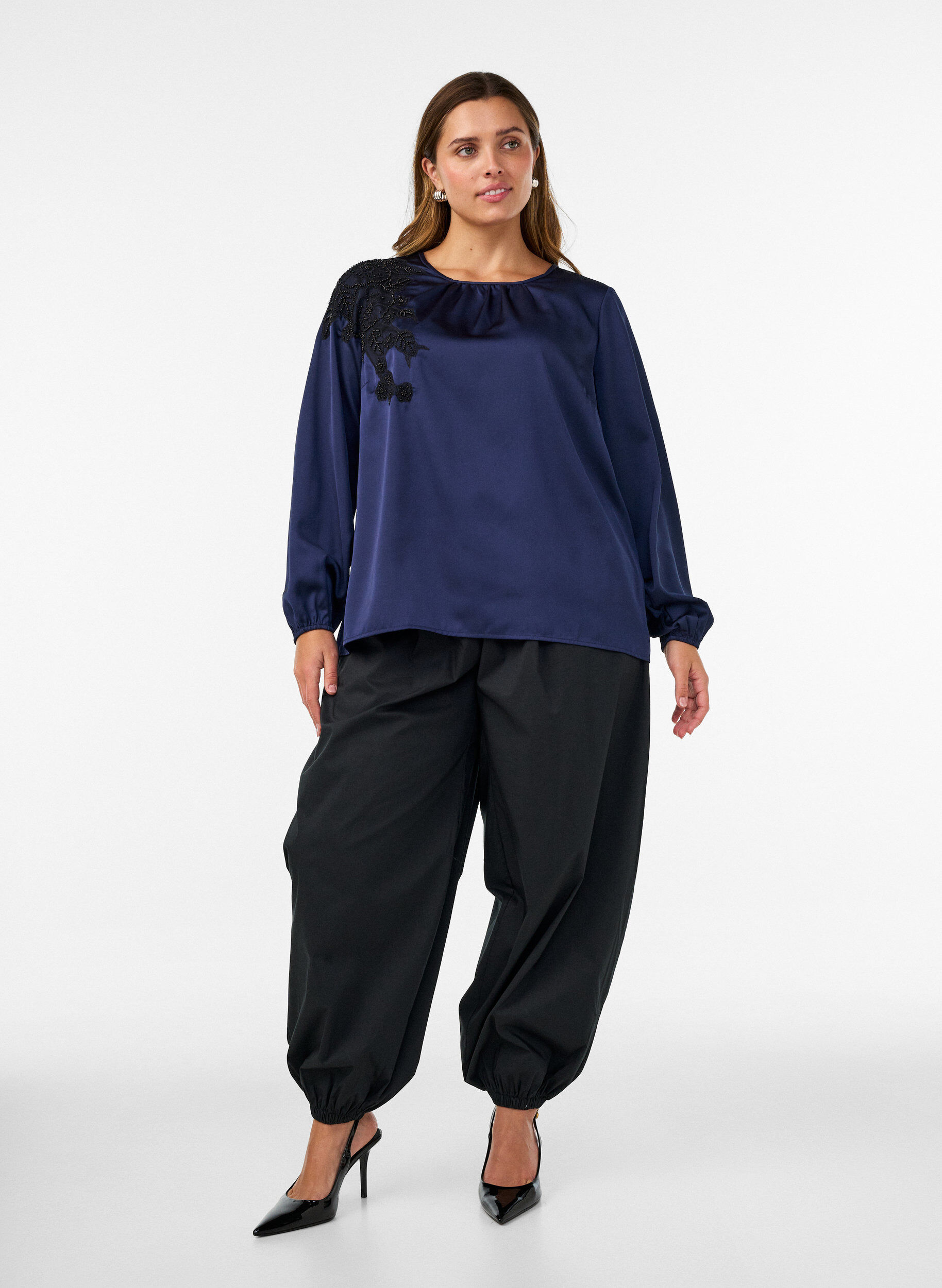 ZizziSatinbluse mit Spitzenapplikationen und Perlen, Blau, Model image number 1