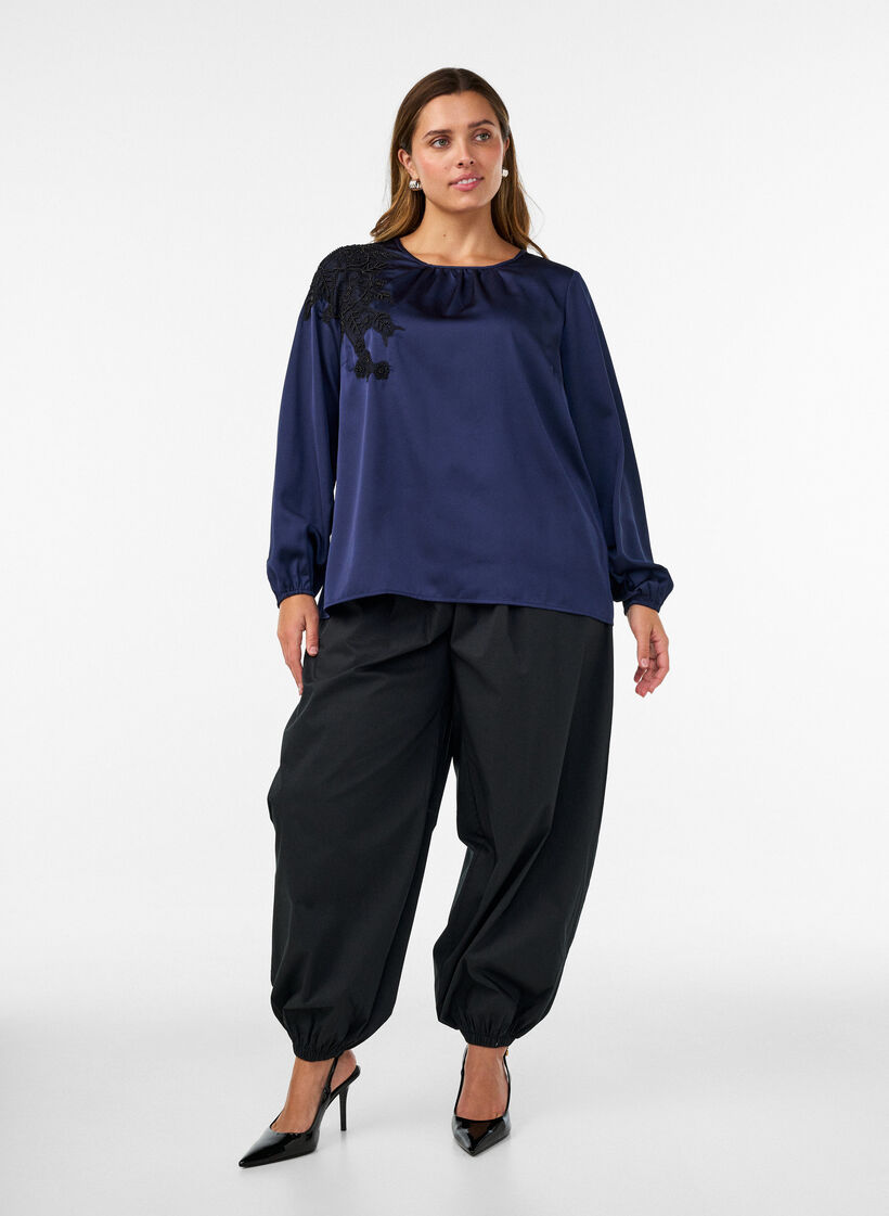 Satinbluse mit Spitzenapplikationen und Perlen, Blau, Model image number 1