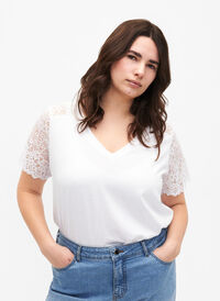 T-Shirt aus Baumwolle mit kurze Spitzenärmeln, Bright White, Model